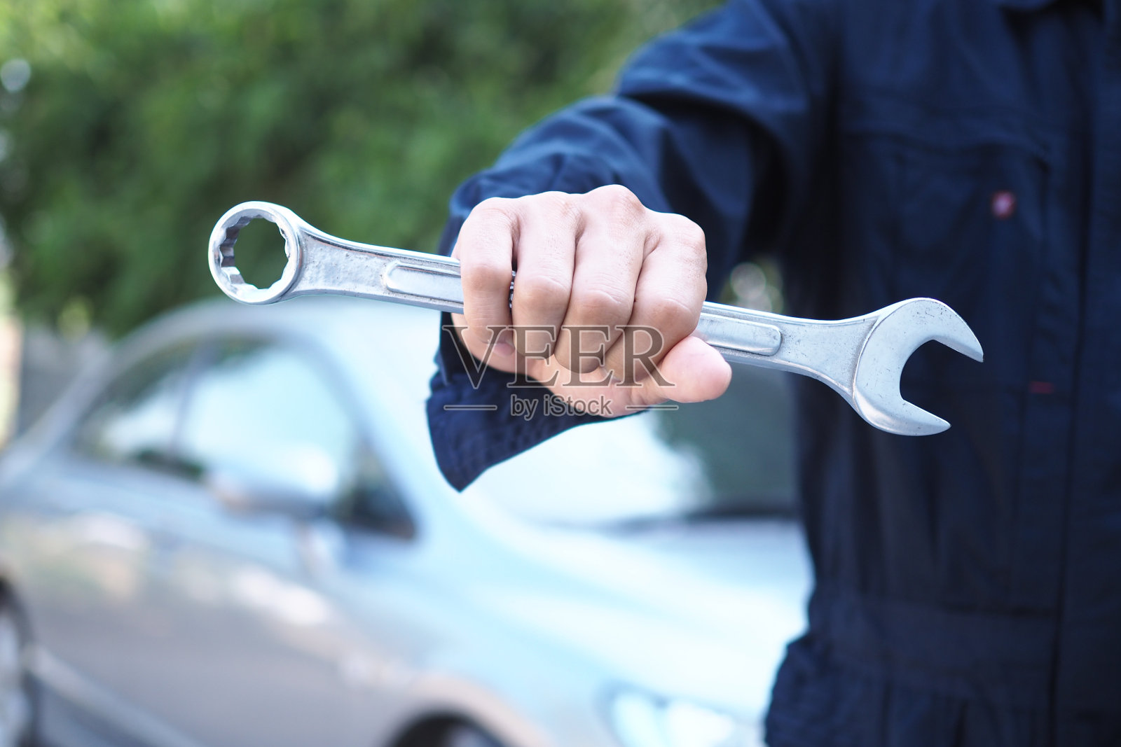 发动机工程师检验员拿着修理设备照片摄影图片