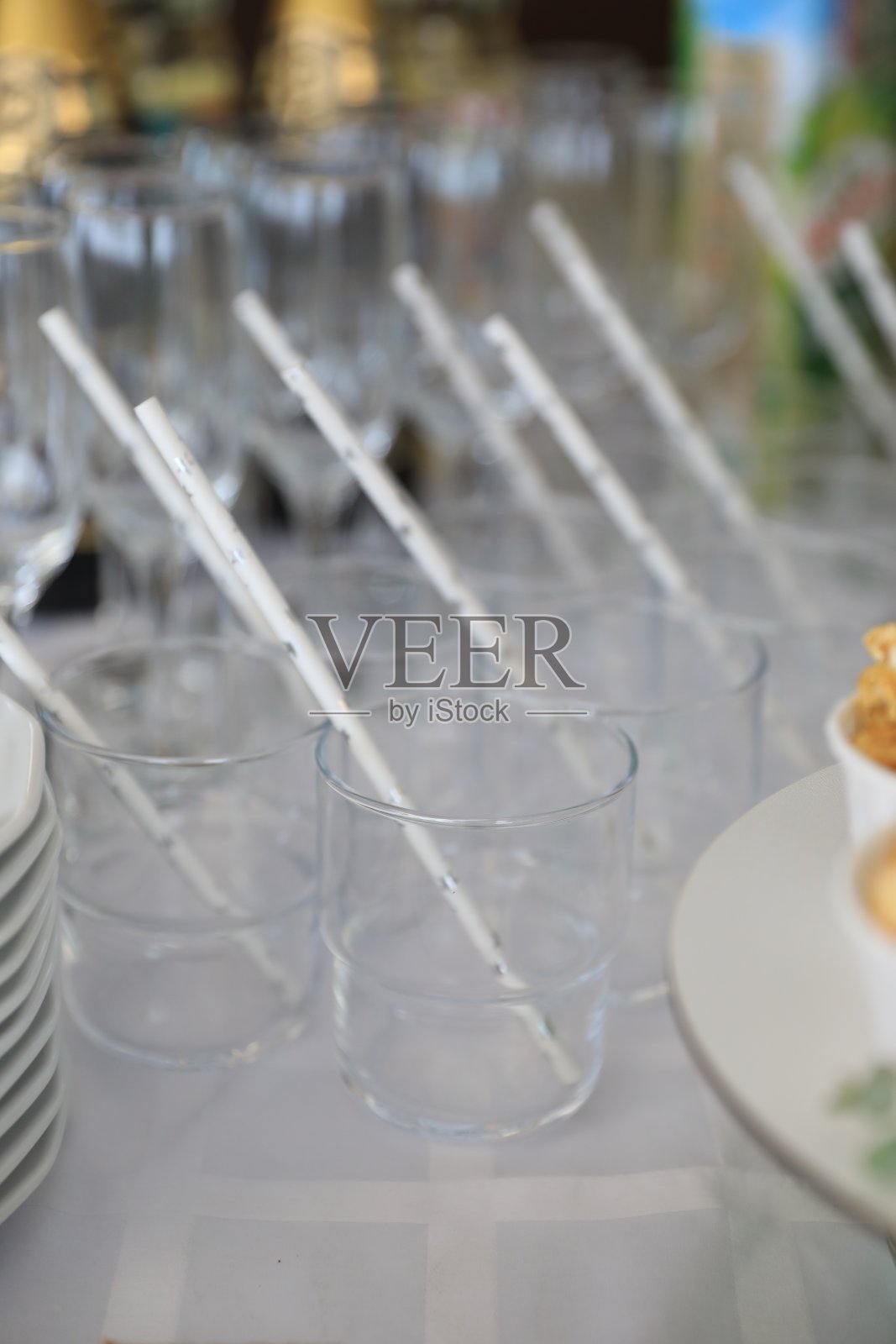 空杯子和纸吸管放在桌子上照片摄影图片