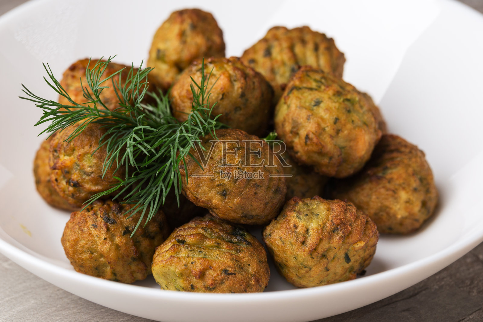 白色盘子里的大西洋三文鱼肉丸配菠菜。Pescetarianism。健康饮食理念。微距浅。有选择性的重点。照片摄影图片