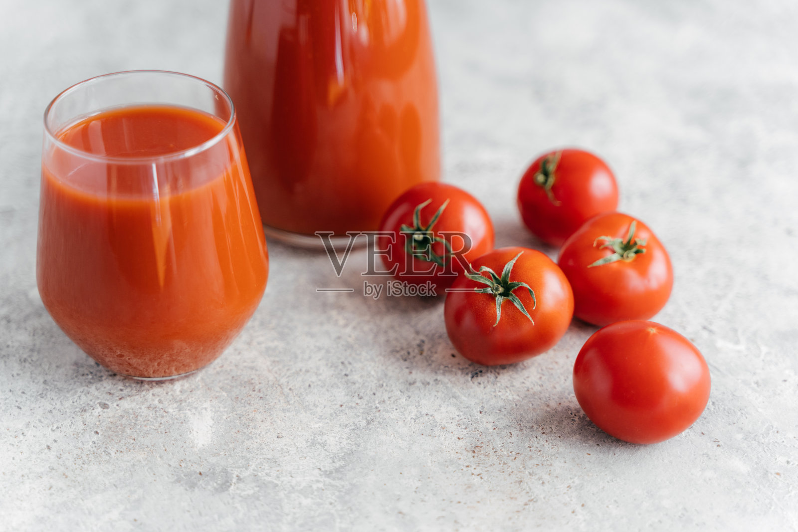 白色背景上的西红柿和番茄汁的裁剪图像。食物和饮食的概念。清凉饮料。红色新鲜的生蔬菜。照片摄影图片