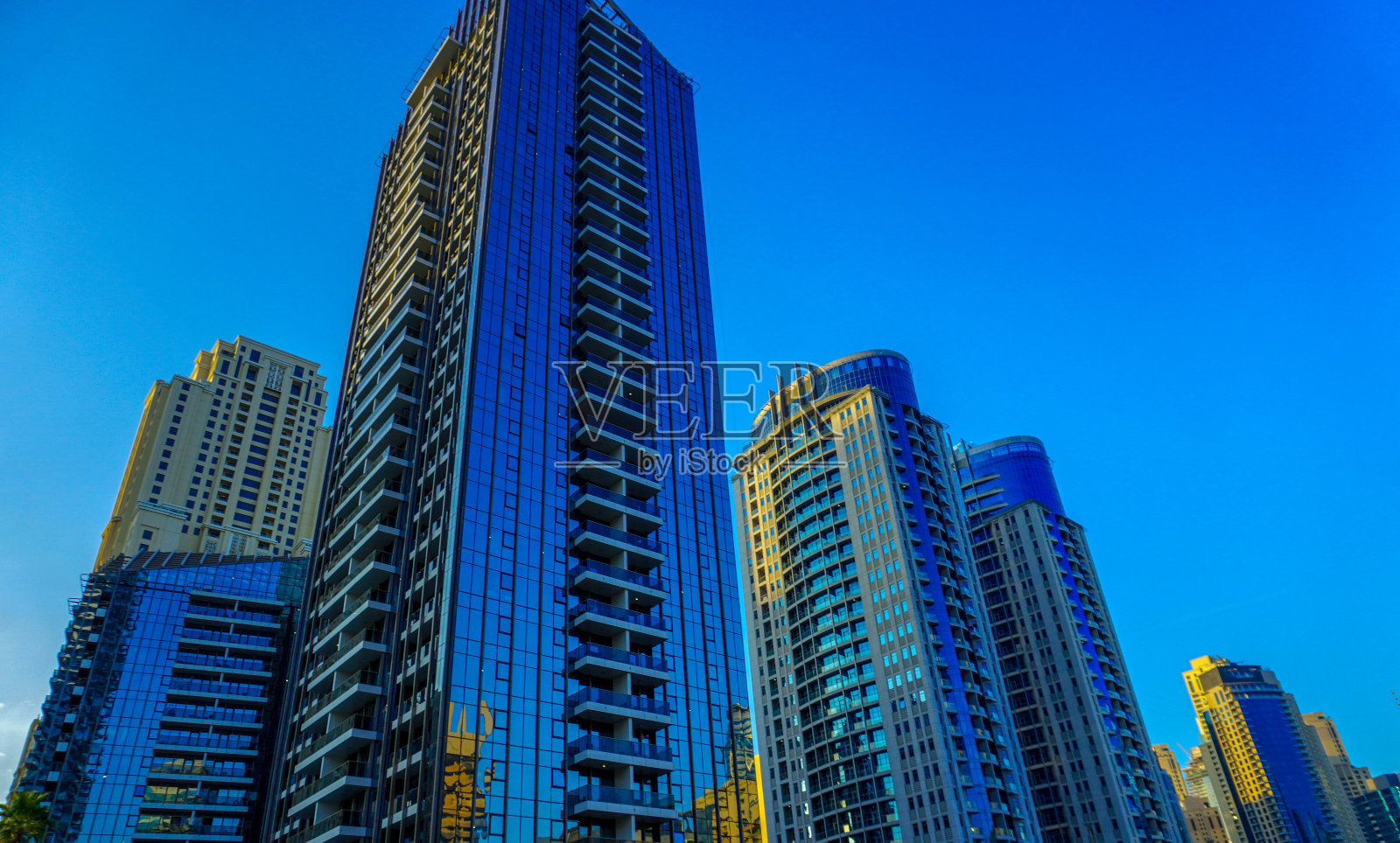 阿拉伯联合酋长国迪拜码头的摩天大楼和运河景观照片摄影图片