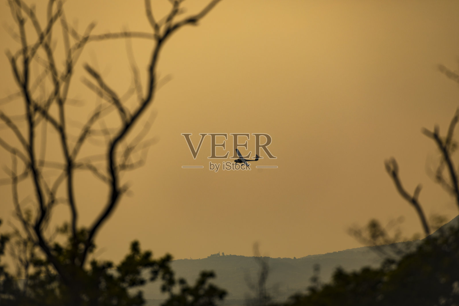 小飞机在日落时滑翔照片摄影图片