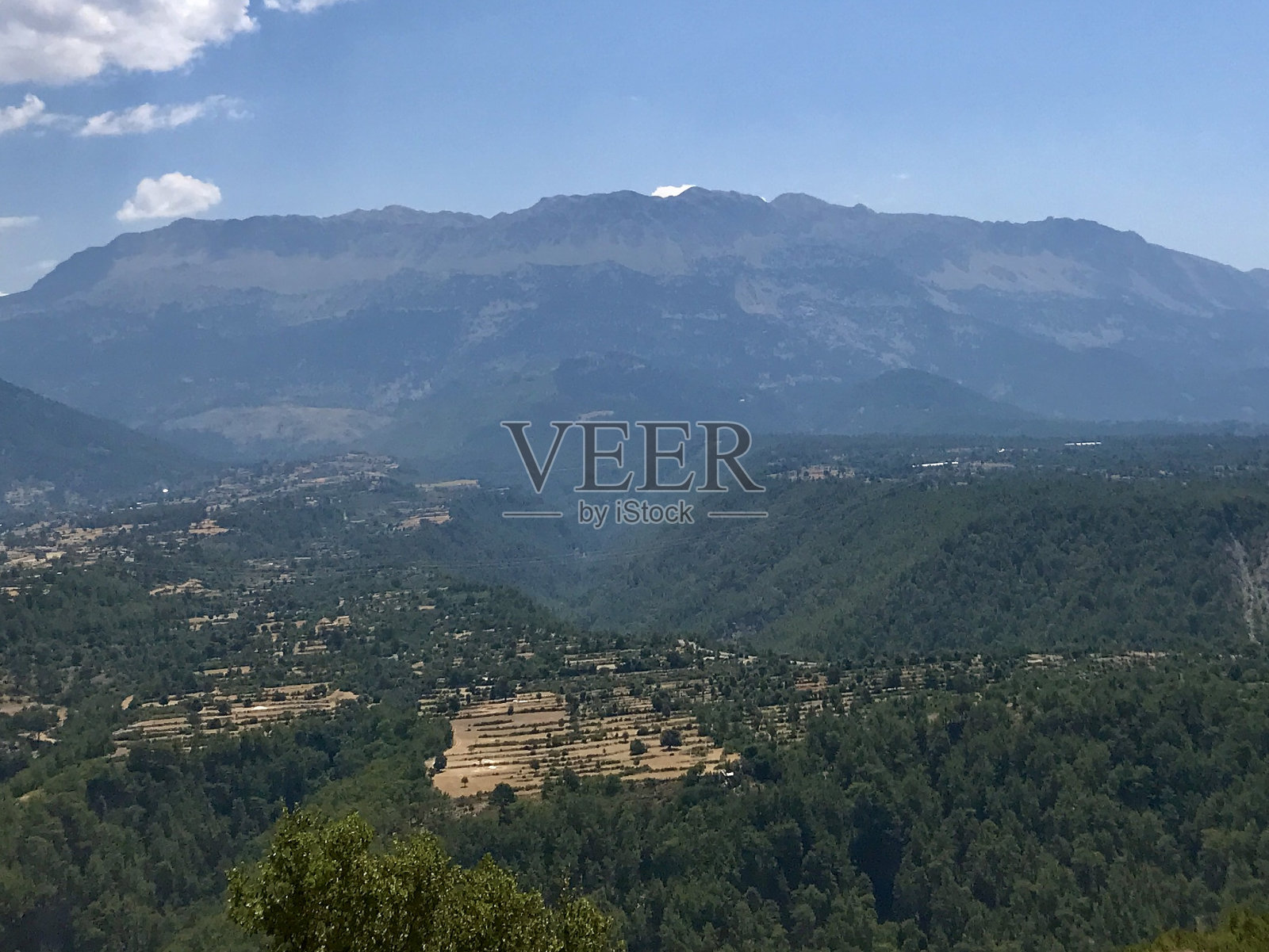 Köprülü Kanyon Milli parkkin摄影。土耳其国家公园,安塔利亚的土耳其峡谷。风景写真、旅游写真。岩石,山脉,森林和天空,夏天晴朗的天气。照片摄影图片