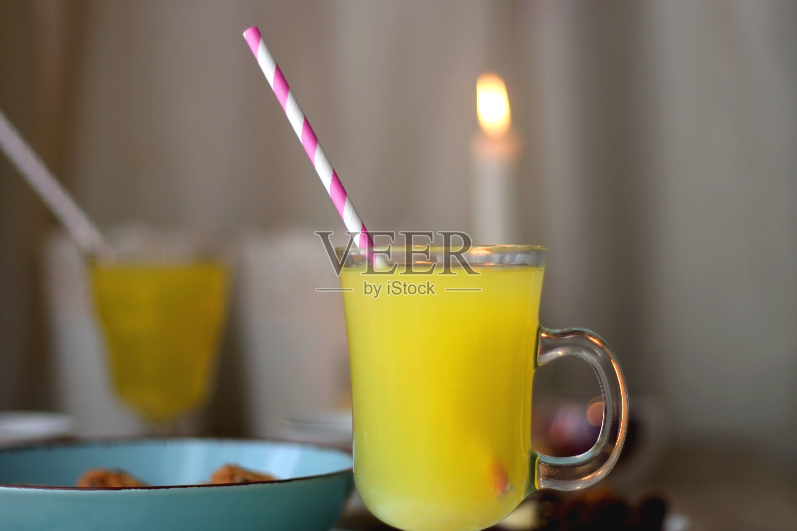 巧克力,饼干,饮料和蜡烛照片摄影图片