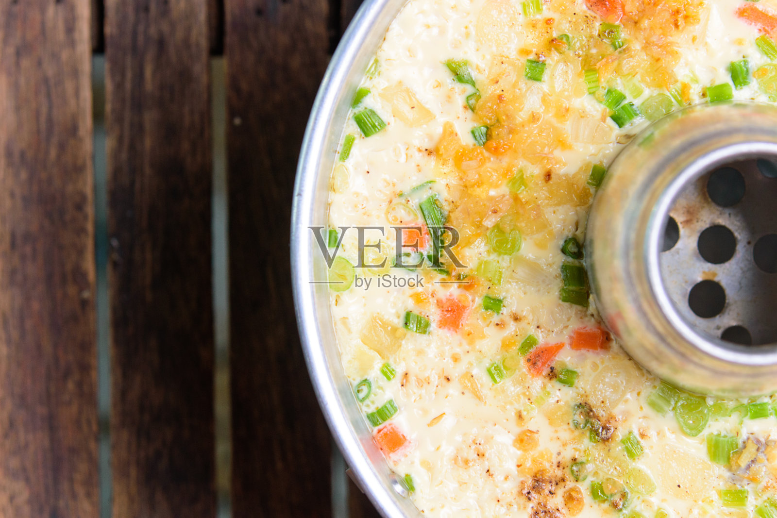 木制背景上的火锅蒸蛋。照片摄影图片