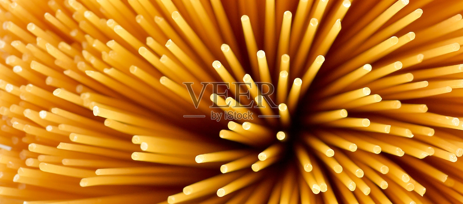 意大利面条。意大利面花簇拥在一起。从顶部看照片摄影图片