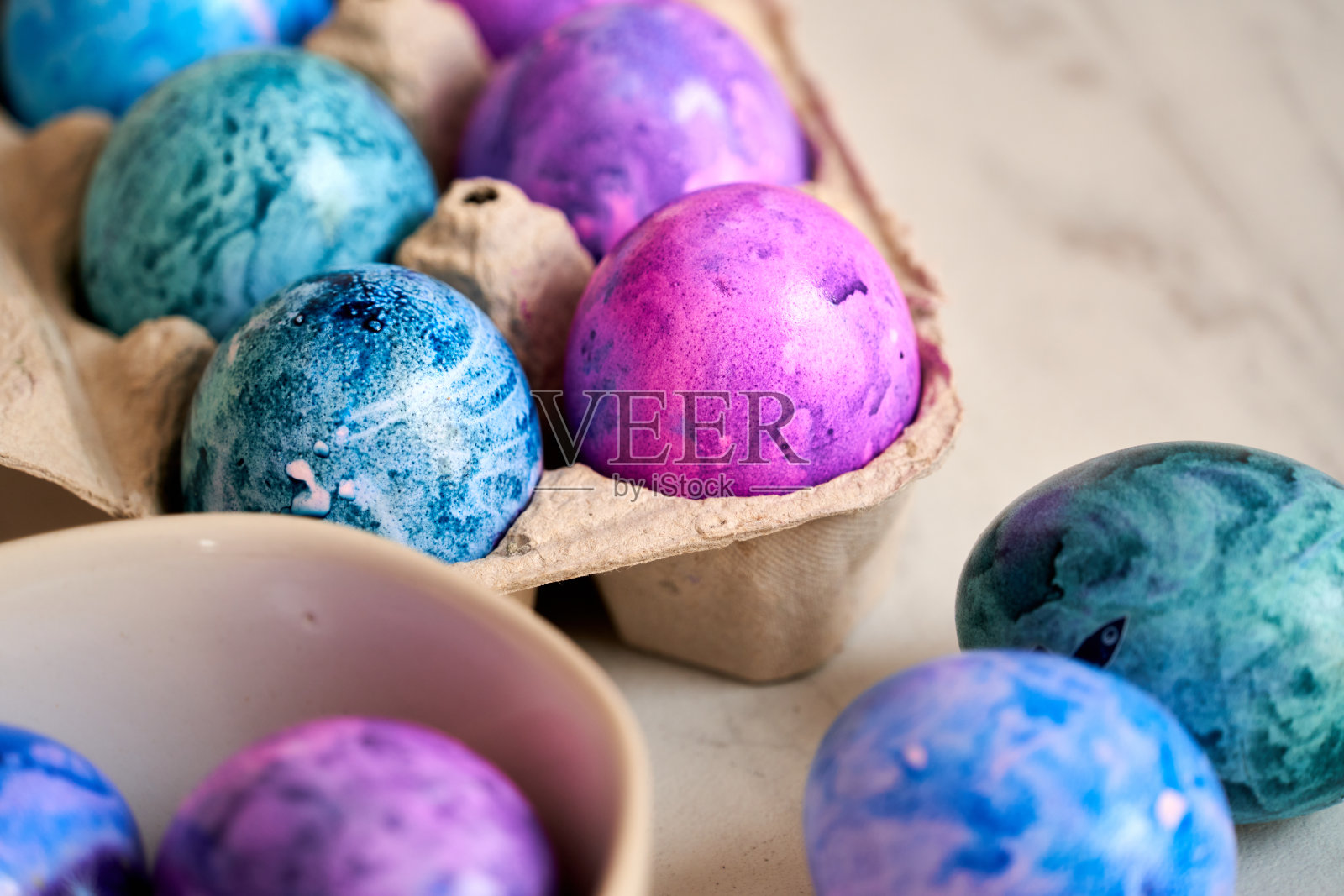 复活节彩蛋在柜台上。照片摄影图片