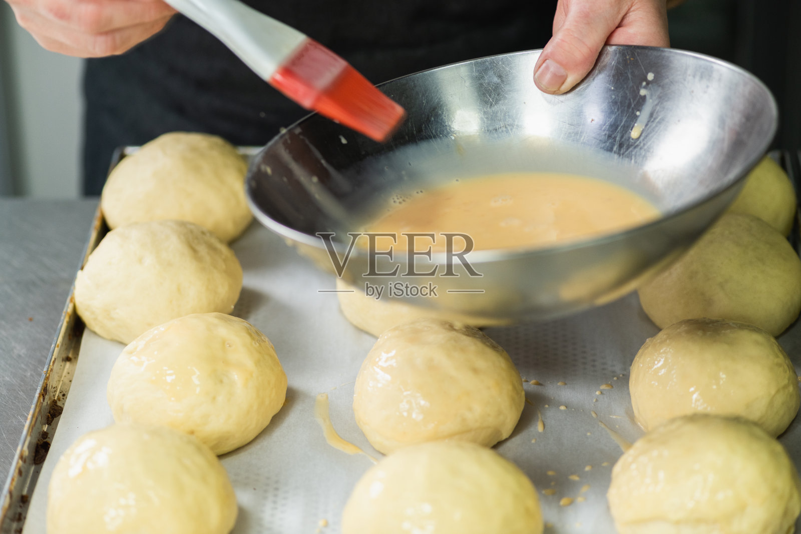 生面团上加入蛋黄照片摄影图片