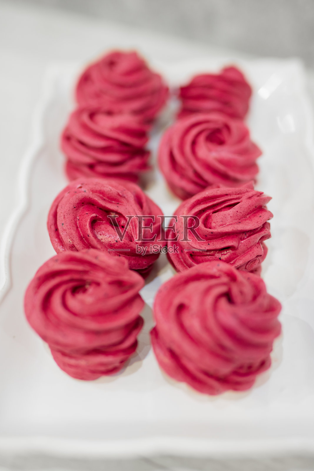 盘子里有许多煮熟的棉花糖照片摄影图片