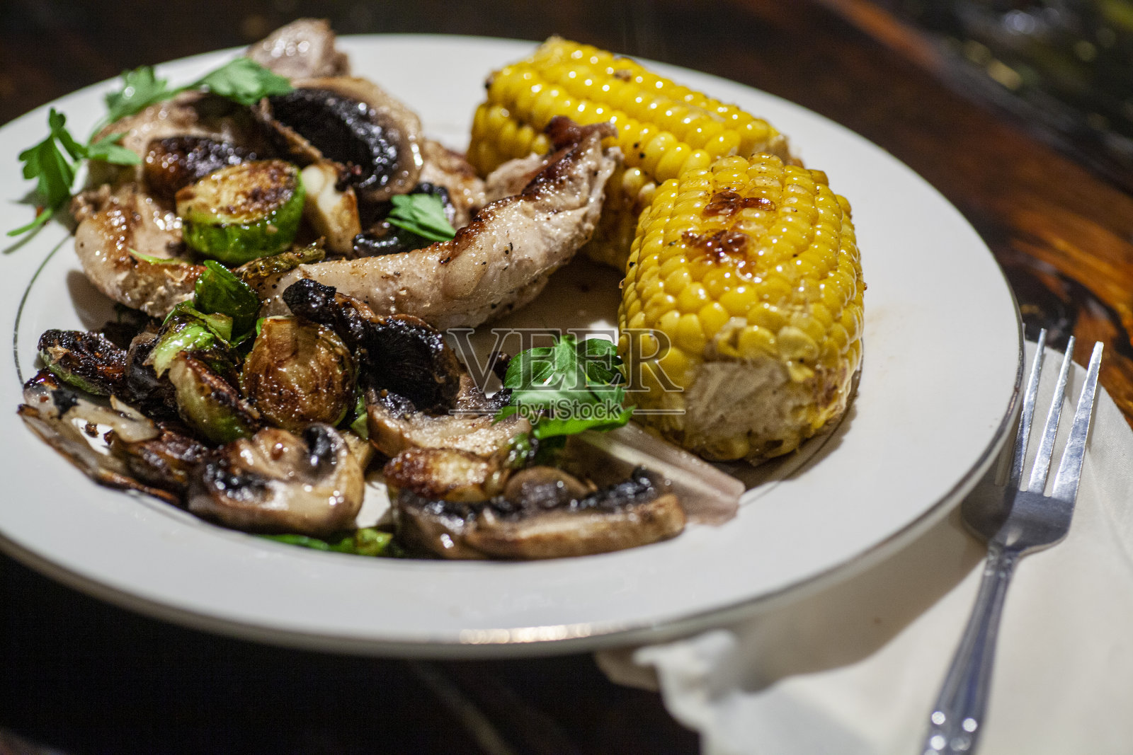 用平底锅烤猪排晚餐照片摄影图片