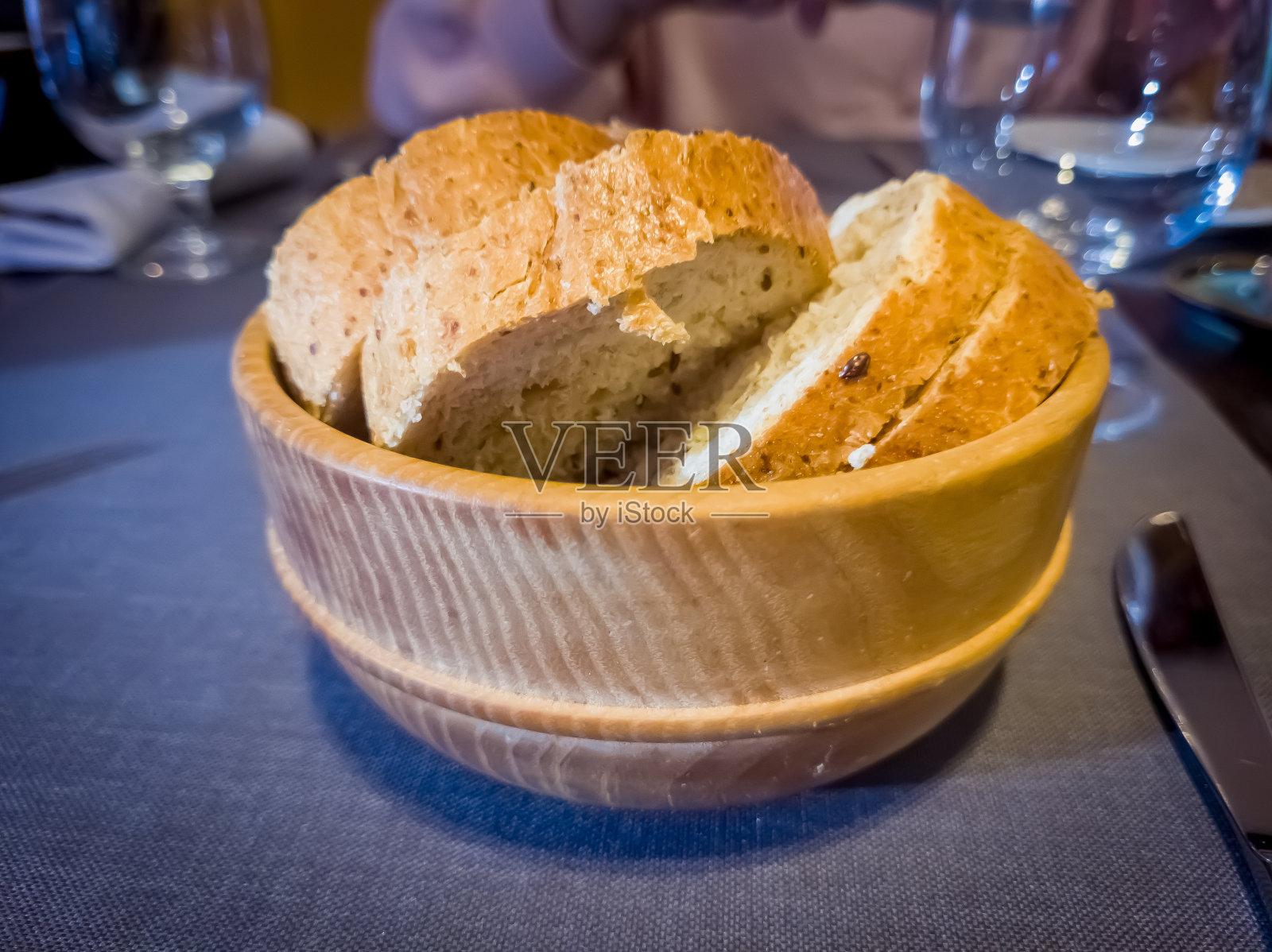 切片面包放在木盘上,全麦面包放在木盘上,裹上麻布,全麦面包照片摄影图片