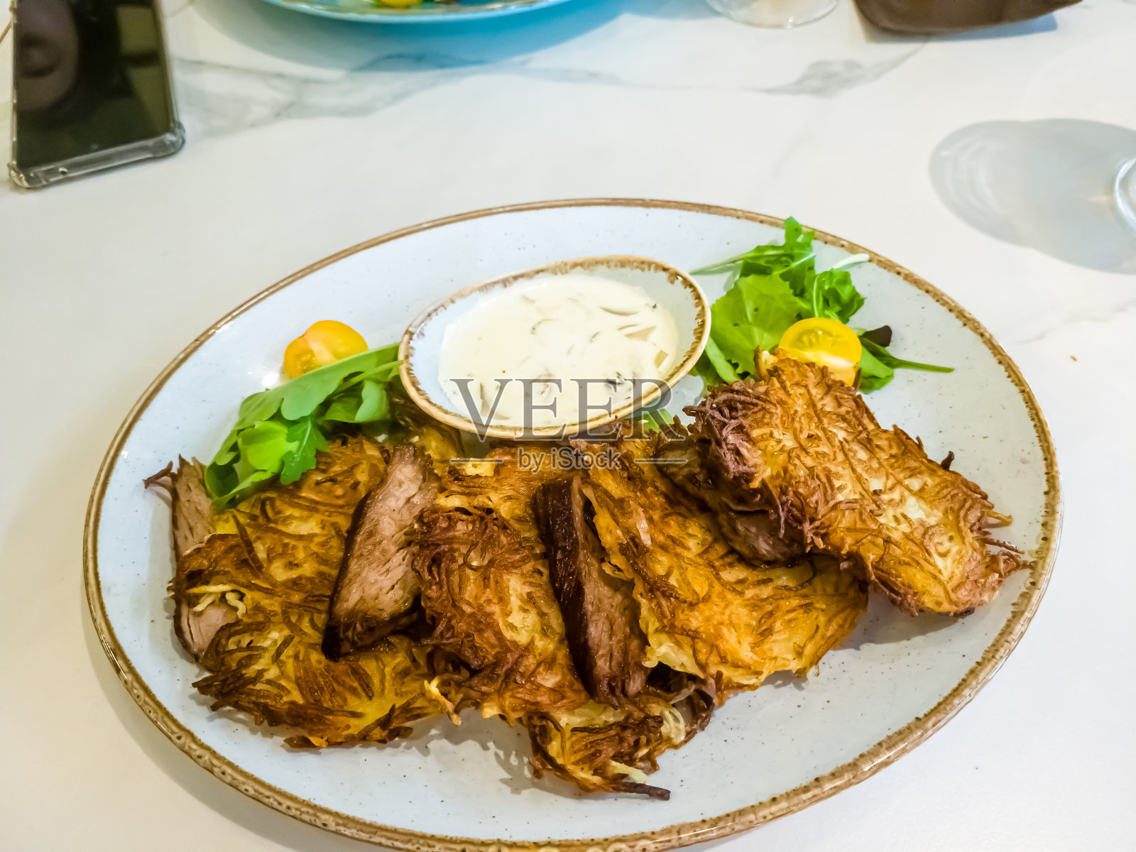 土豆煎饼配烤牛肉照片摄影图片