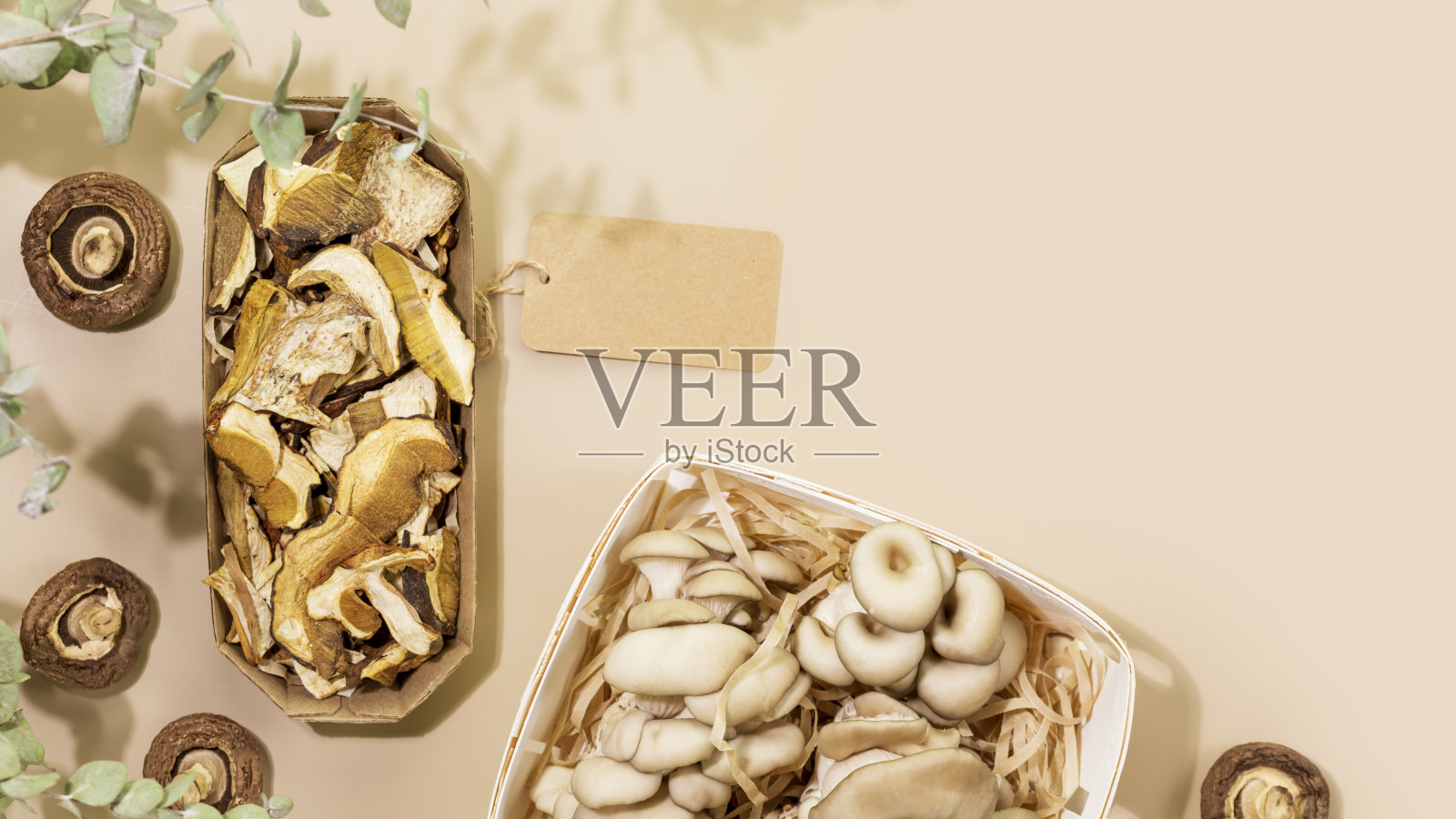 干和天然蘑菇在生态包装与米色背景空标签照片摄影图片