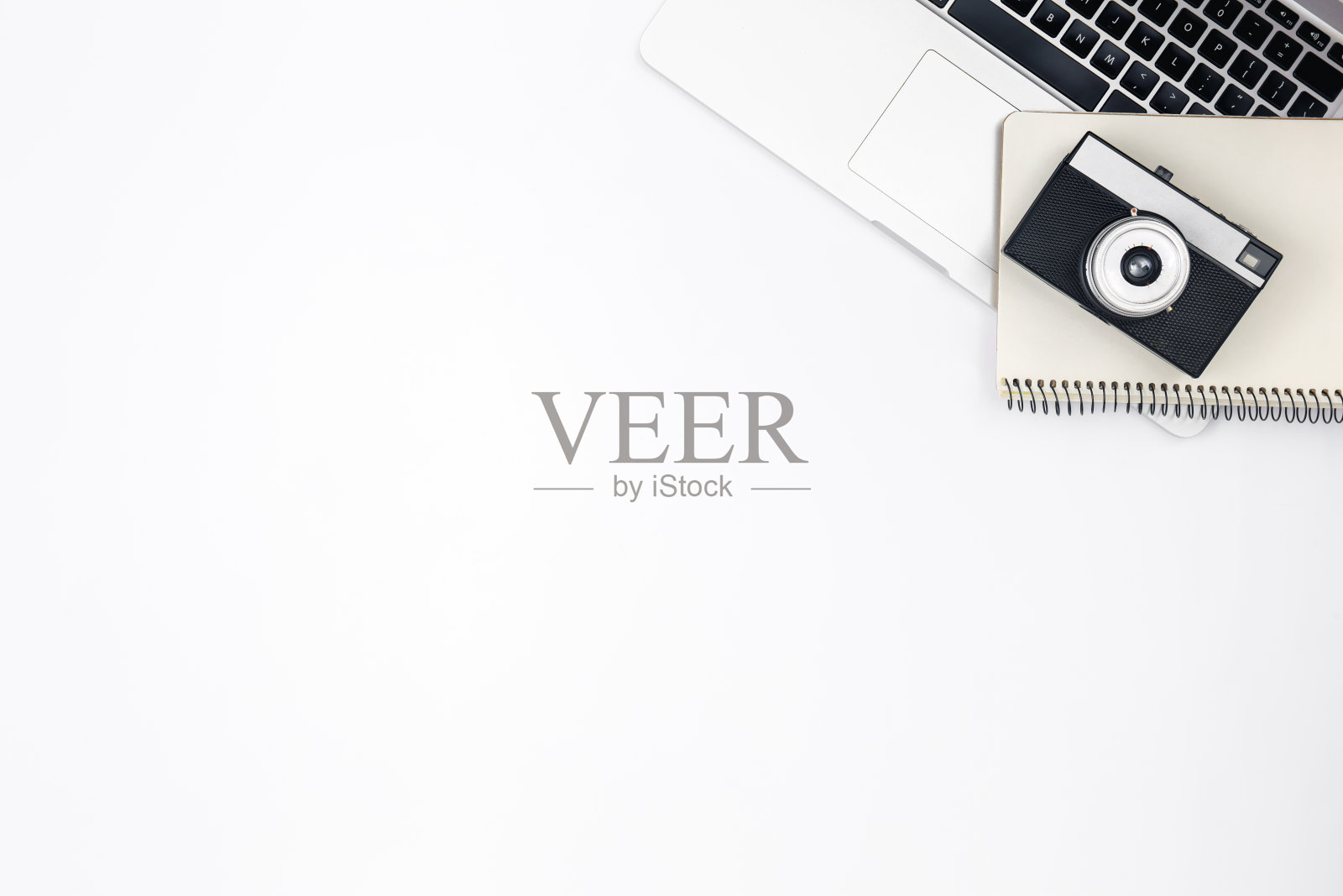 白色背景的复古相机和笔记本电脑,俯视图。照片摄影图片