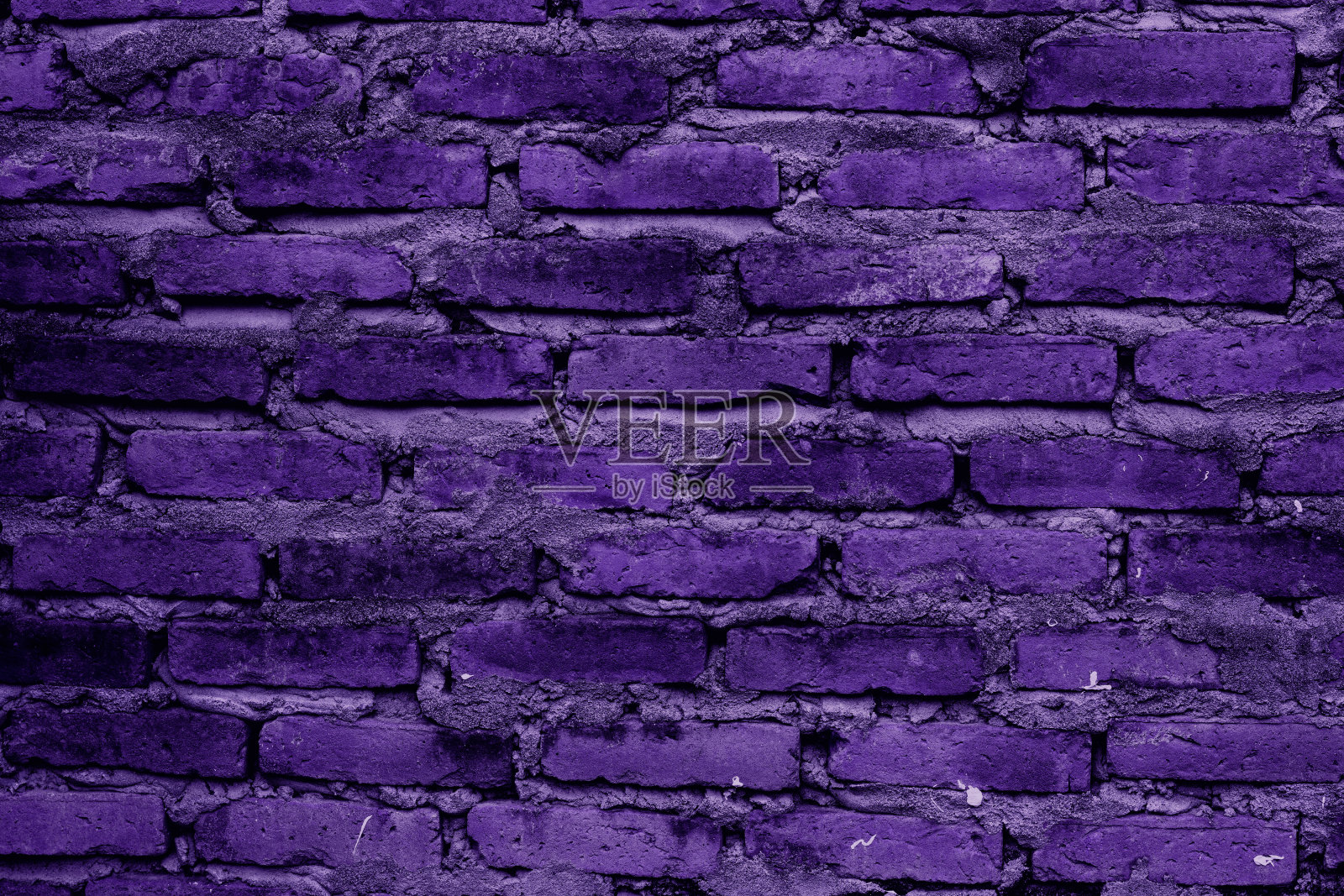 紫砖建筑墙背景。股票的照片。紫罗兰,紫色,蓝色自然破旧砖背景股票照片。紫漆砖墙水平部分照片摄影图片