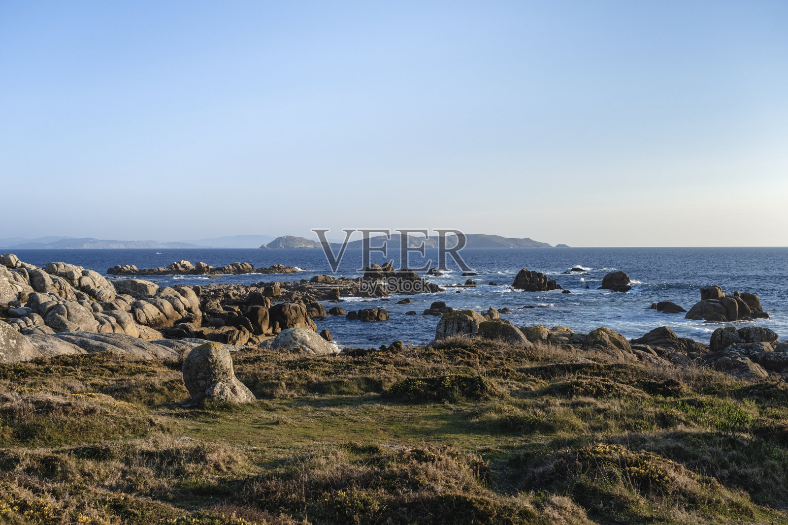 岩石海岸和深蓝色的大海照片摄影图片