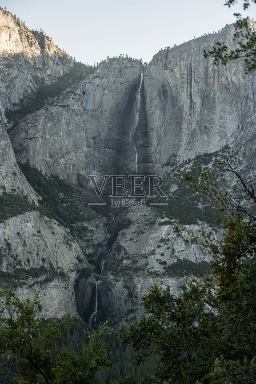 上下约塞米蒂瀑布从四英里小道跌落悬崖照片摄影图片