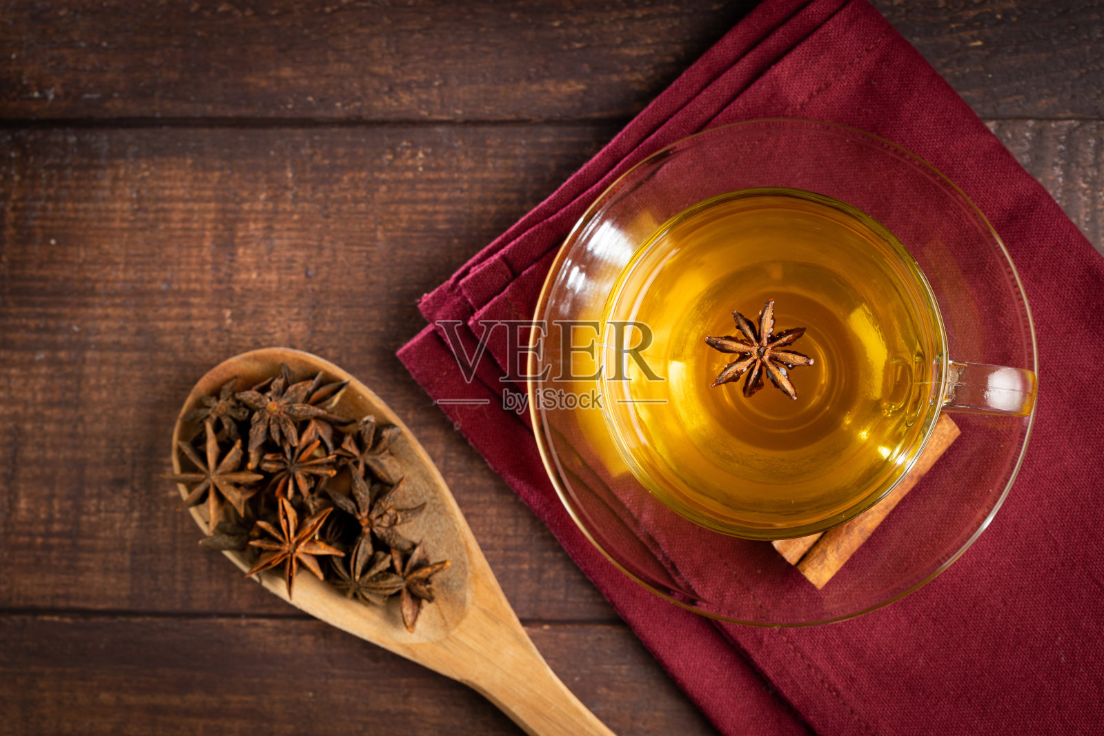 茴香茶和肉桂在玻璃杯中。照片摄影图片