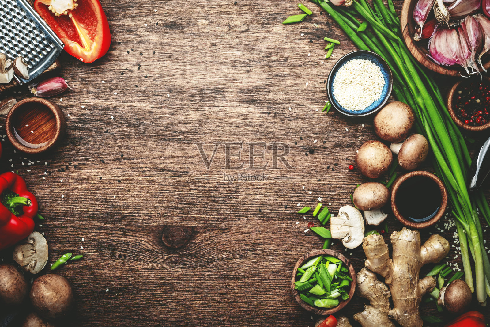 亚洲菜的食材以蔬菜为主,食物背景。姜、青柠、辣椒、大蒜、酱油、香菇、辣椒粉、葱放在厨房的木桌上。俯视图,复制空间照片摄影图片