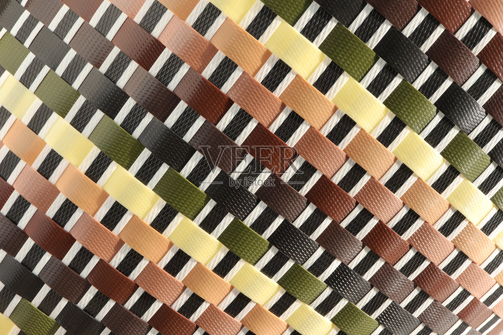 彩色塑料编织篮的图案手工制作。手工塑料编织的纹理为背景。照片摄影图片