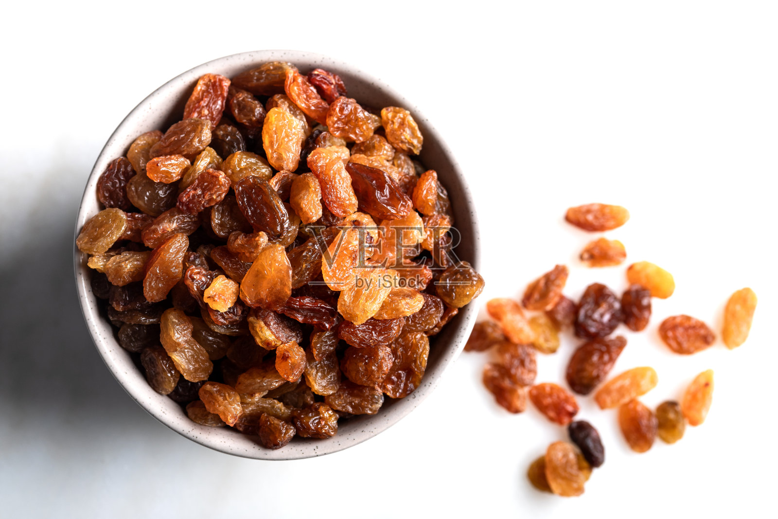 干葡萄干在大理石背景碗。前视图。特写镜头。照片摄影图片