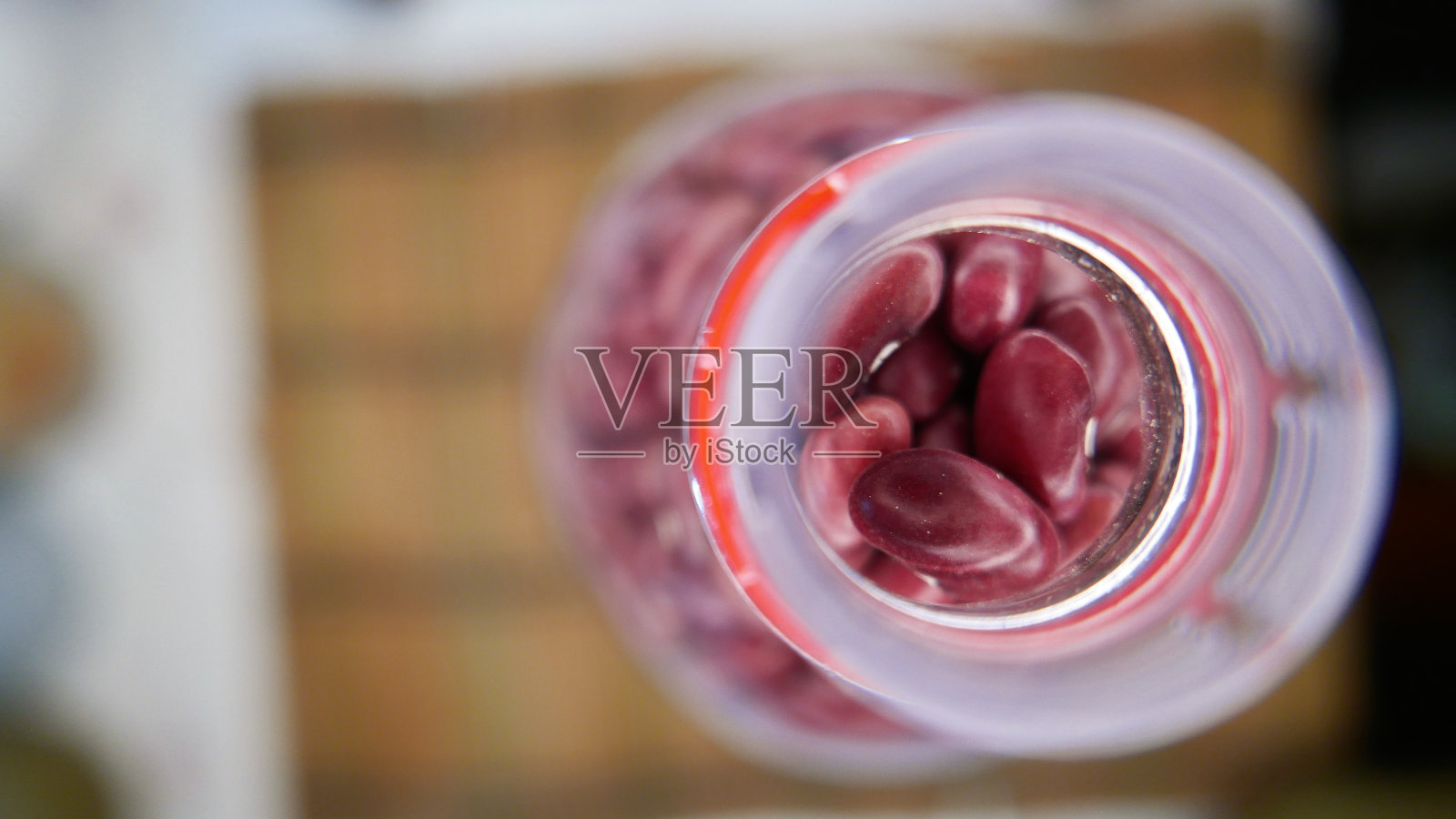 食材:豆粒、特写、俯视图。红豆。芸豆。罐子里的红豆。桌上有一罐豆子照片摄影图片
