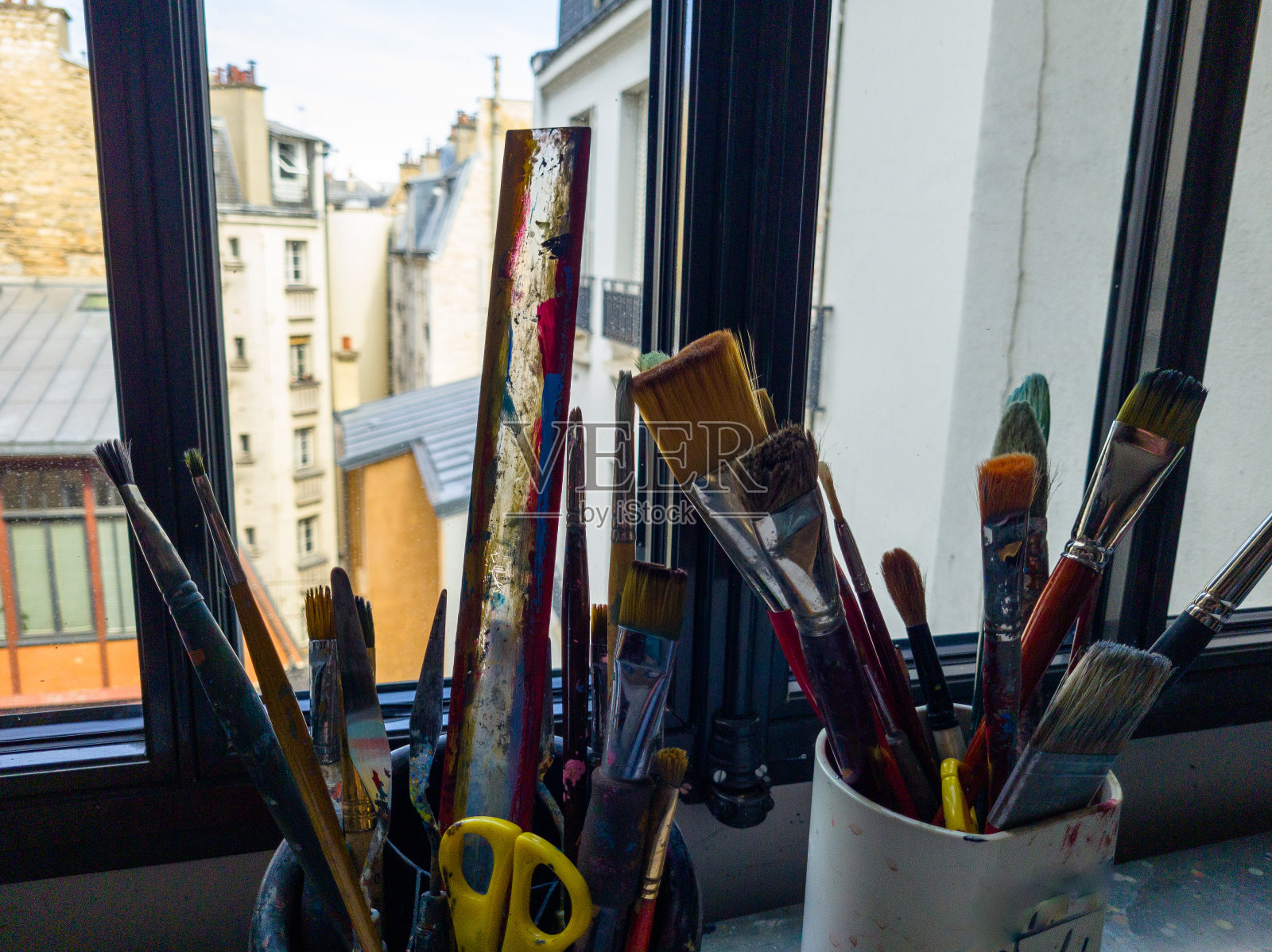 艺术家的工作室,有油漆,桌子,画架和担架照片摄影图片