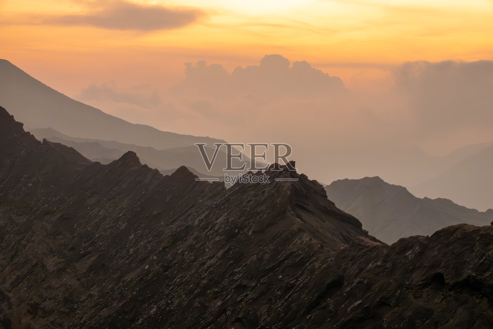 在印度尼西亚东爪哇的Bromo Tengger sememeru国家公园,一个活跃的somma火山Bromo火山口边缘的戏剧性日落。照片摄影图片