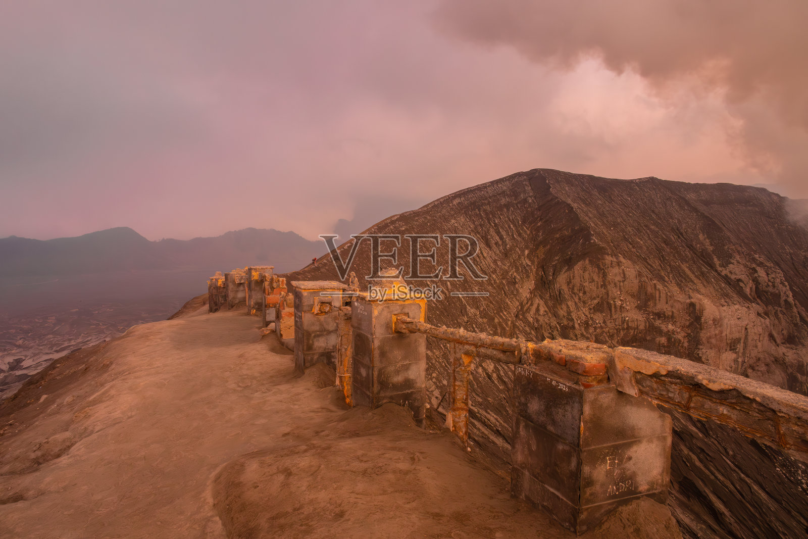 在印度尼西亚东爪哇的Bromo Tengger sememeru国家公园,一个活跃的somma火山Bromo火山口边缘的戏剧性日落。照片摄影图片