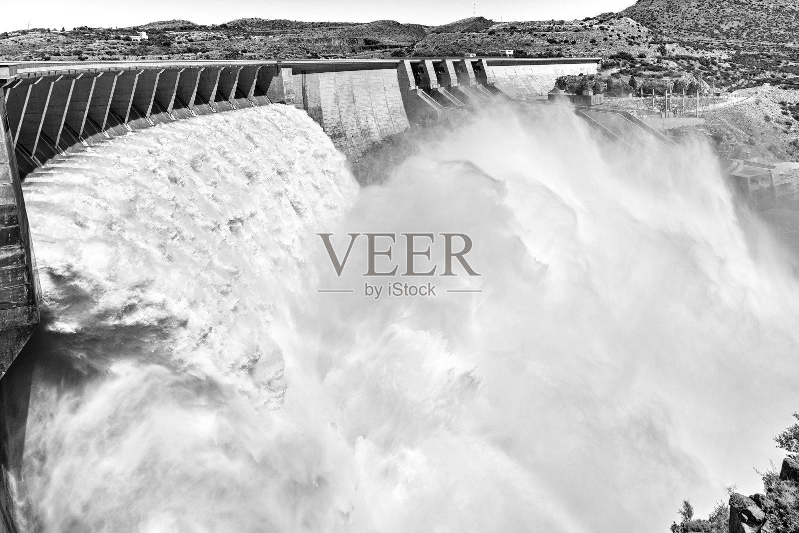万德克鲁夫大坝溢流。单色照片摄影图片