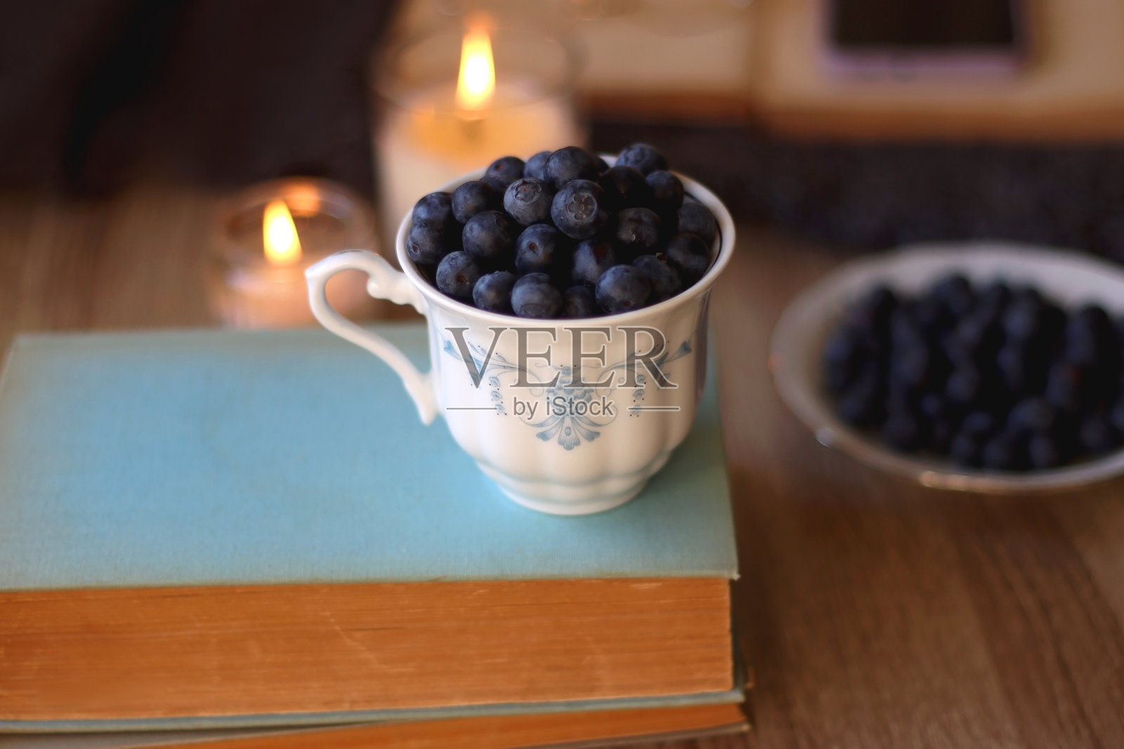 采购产品蓝莓,书,电话,平板电脑和毯子照片摄影图片