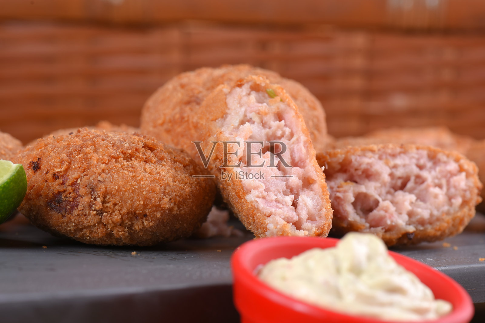 炸鳕鱼饼,鱼肉馅卷饼,鳕鱼饼,巴西式鳕鱼饼,肉盘照片摄影图片