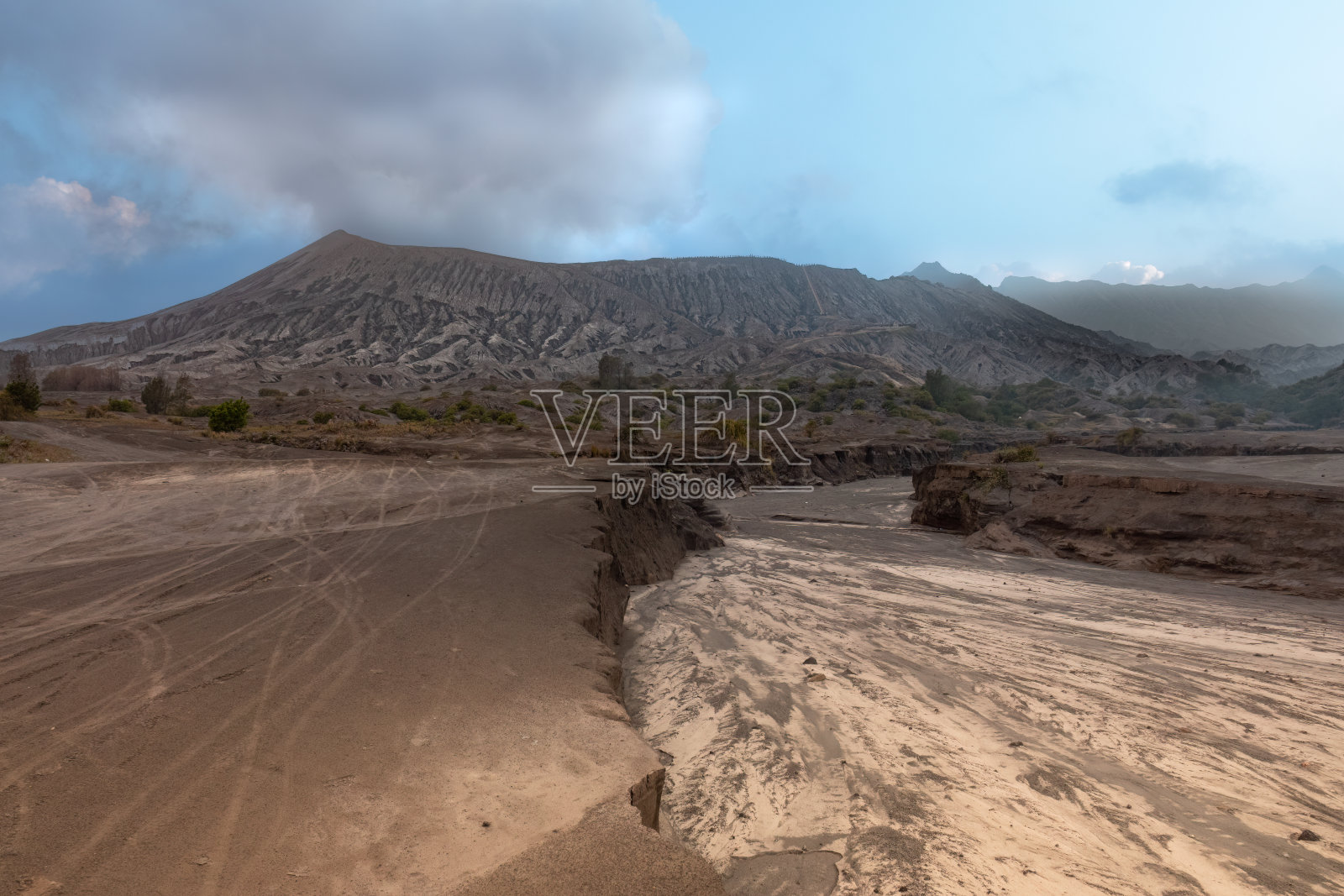 徒步穿越沙海前往Bromo山(Gunung Bromo),这是一座活跃的索玛火山,位于印度尼西亚东爪哇的Bromo Tengger seemeru国家公园。照片摄影图片