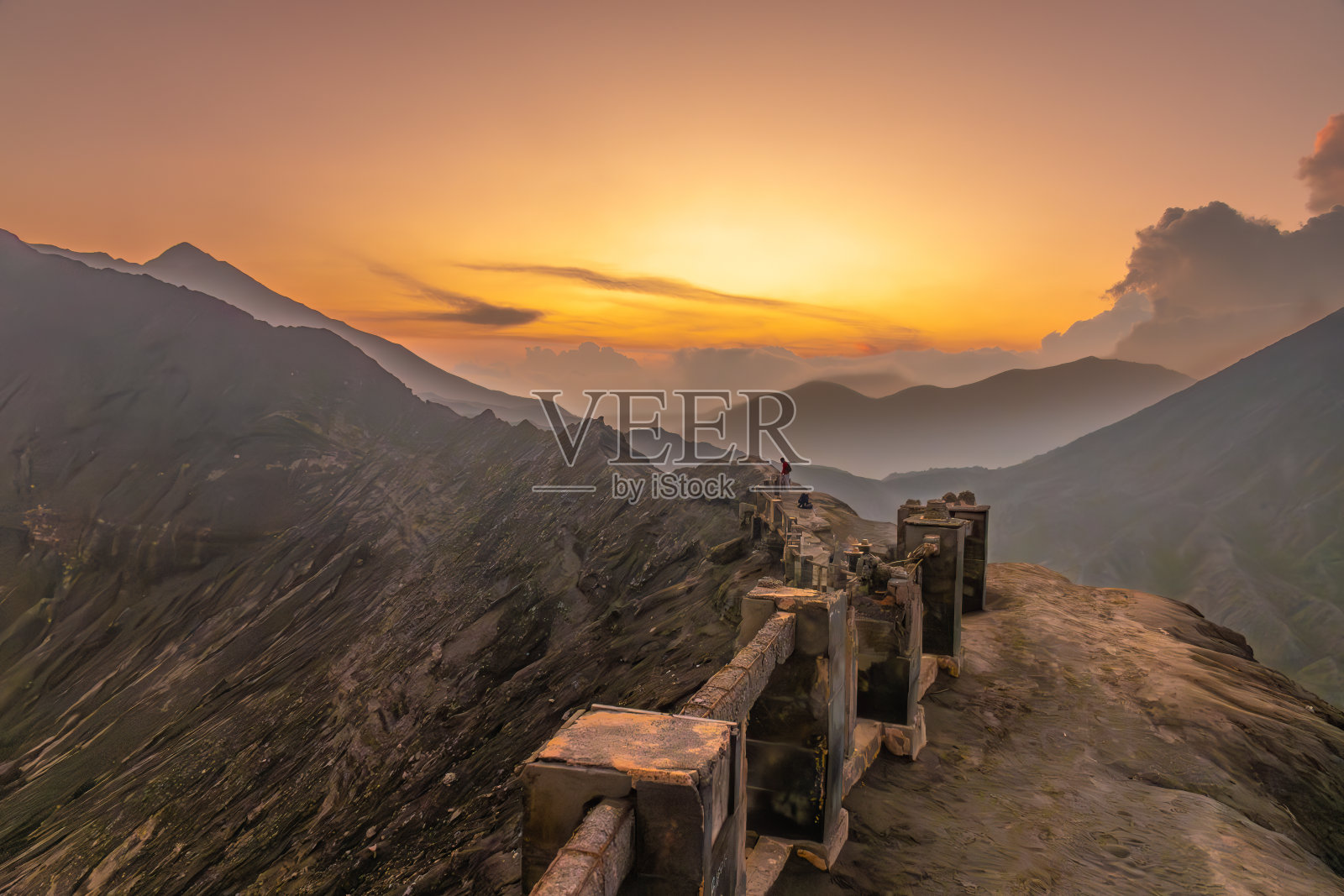 在印度尼西亚东爪哇的Bromo Tengger sememeru国家公园,一个活跃的somma火山Bromo火山口边缘的戏剧性日落。照片摄影图片