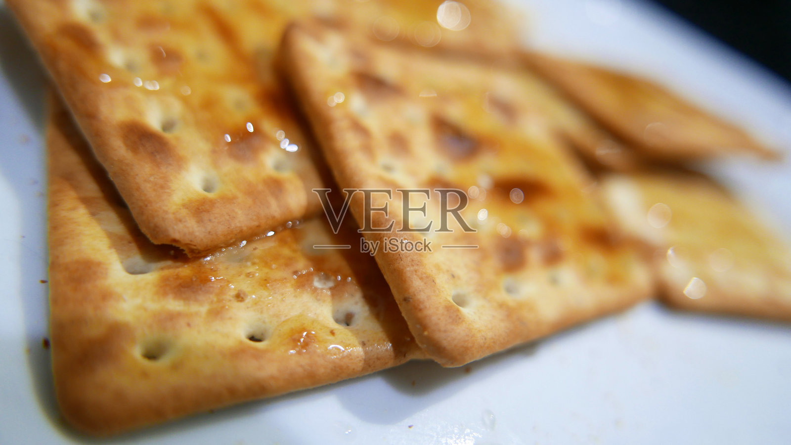 蜂蜜。早餐带走。加了蜂蜜的咸饼干。早餐时间。桌上的饼干照片摄影图片