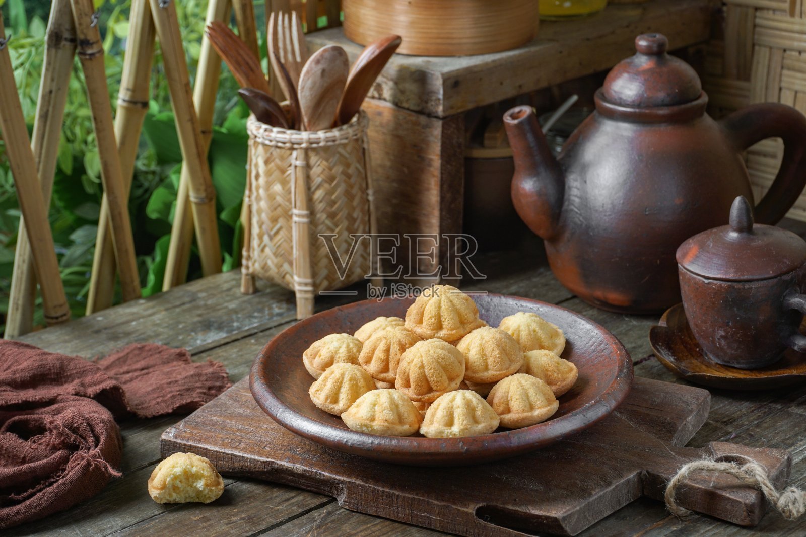 Kueh Bolu或Kuih Bahulu是海绵蛋糕照片摄影图片