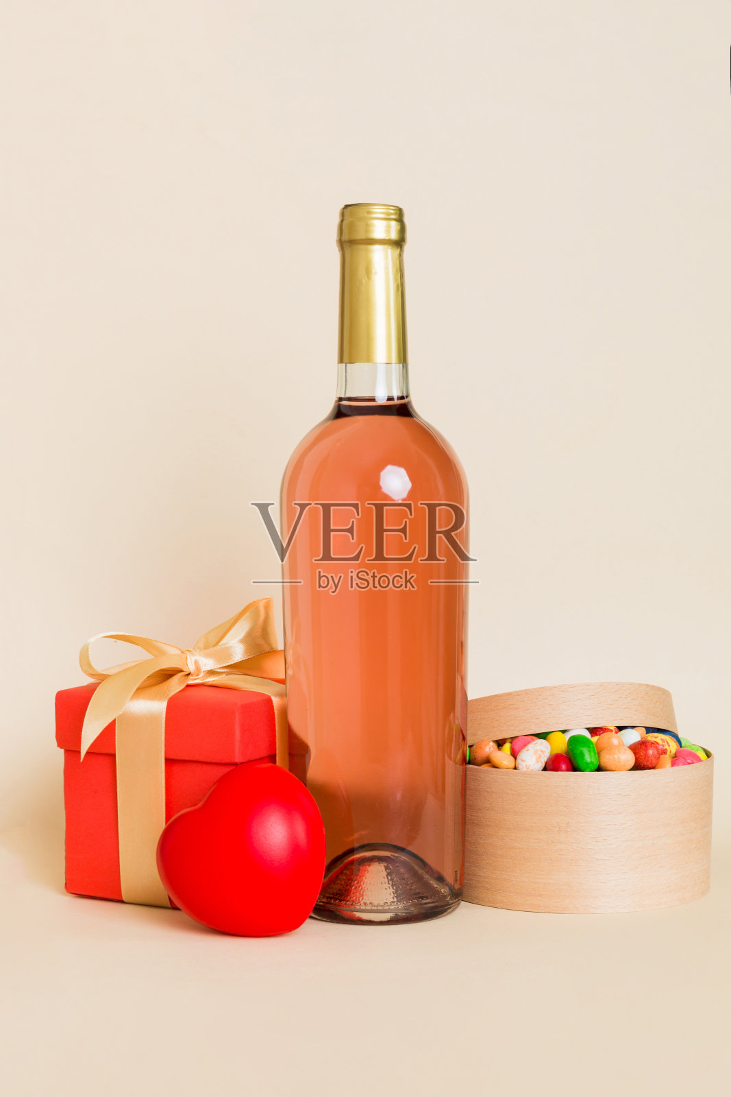 一瓶酒在彩色背景情人节与礼盒。带有当前框透视图的心形,带有复制空间照片摄影图片