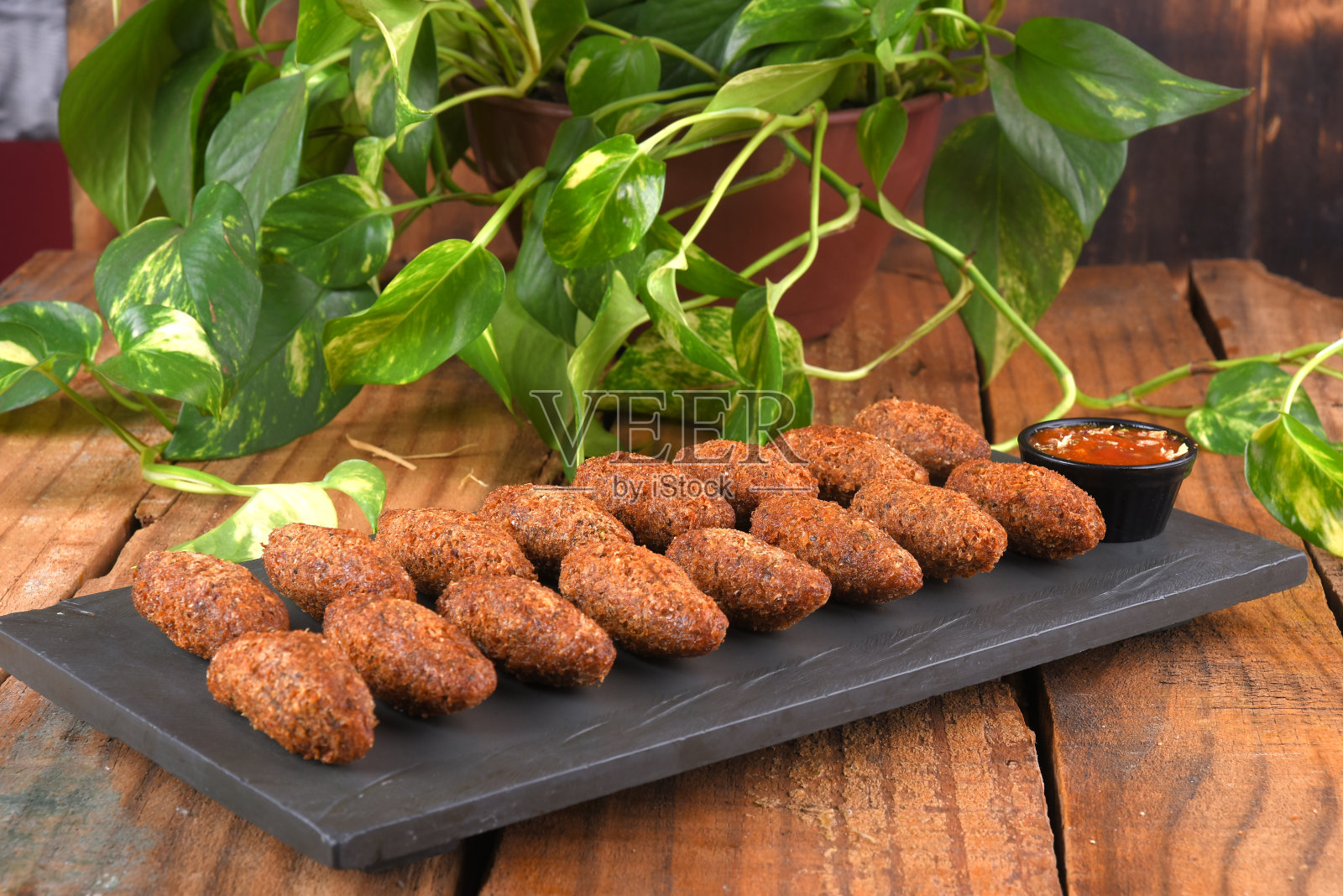 炸鳕鱼饼,鱼肉馅卷饼,鳕鱼饼,巴西式鳕鱼饼,肉盘照片摄影图片