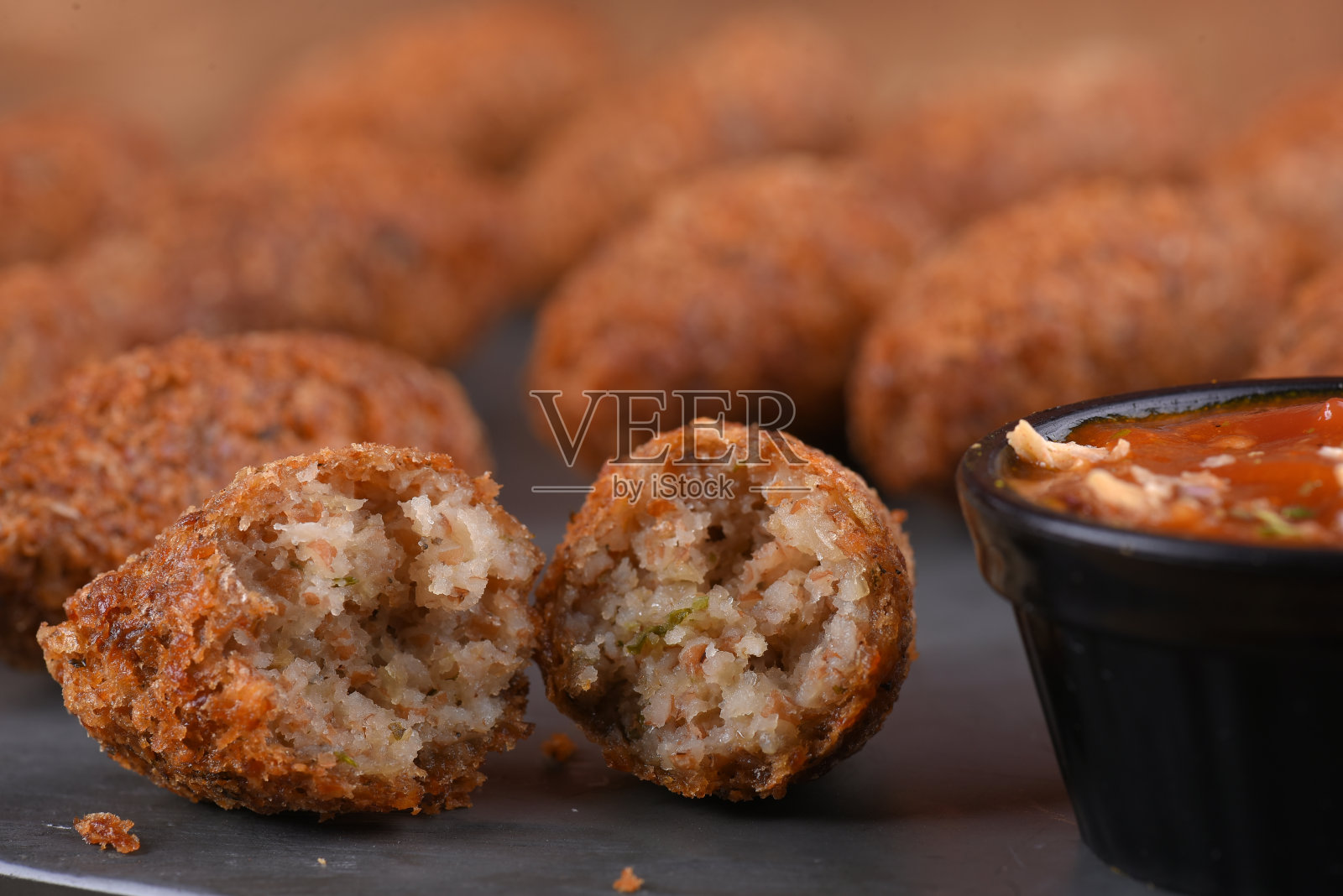 炸鳕鱼饼,鱼肉馅卷饼,鳕鱼饼,巴西式鳕鱼饼,肉盘照片摄影图片