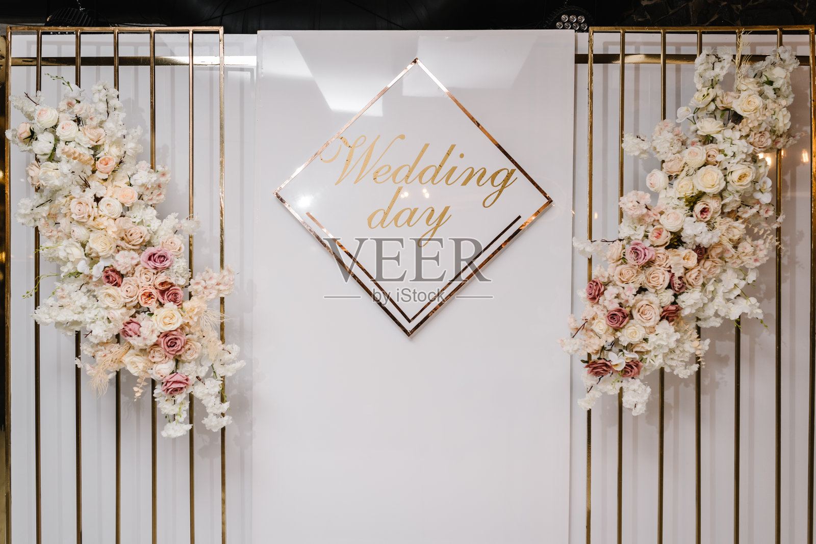 Arch with text wedding day。豪华婚礼的婚宴。照片墙、拱门装饰鲜花和金属金饰。庆典婚礼概念。宴会区的时尚装饰。照片摄影图片