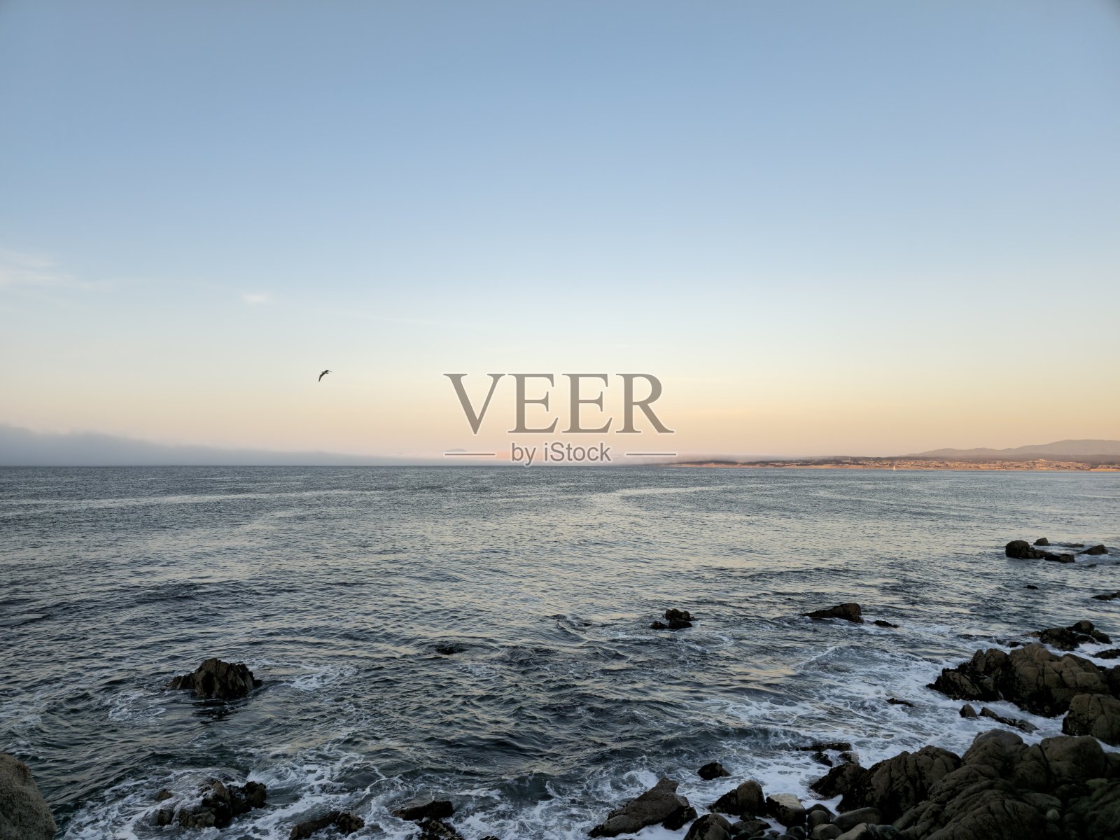 日落时的海浪和岩石照片摄影图片