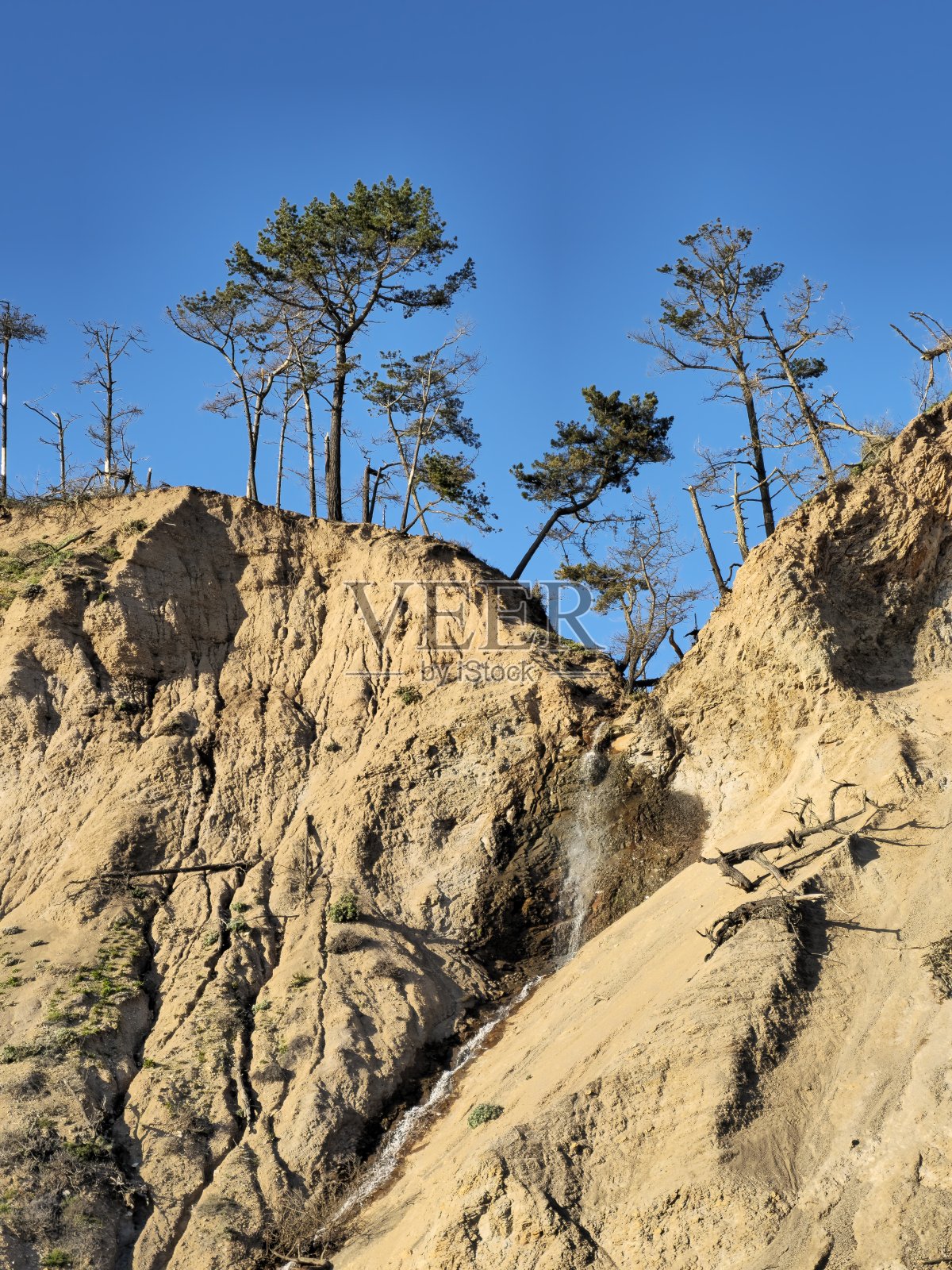 悬崖上的瀑布照片摄影图片