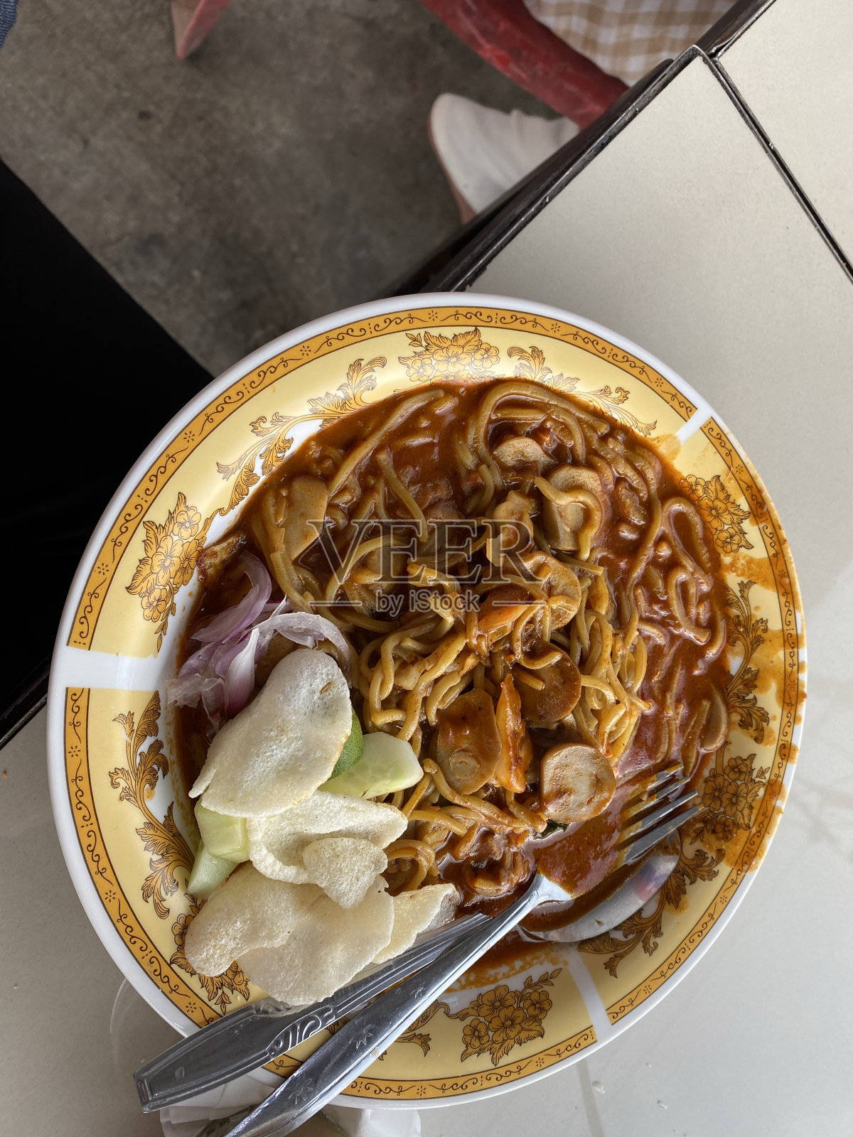 亚齐面条上面有蘑菇、腌洋葱和饼干照片摄影图片