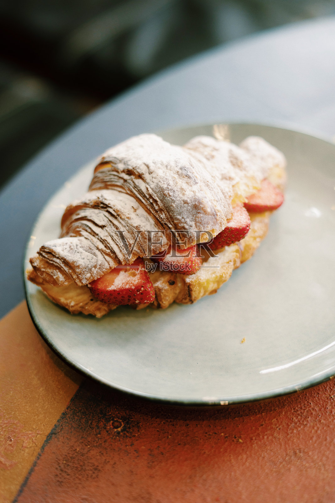 一个美味的羊角面包在咖啡馆的地方。巴统,格鲁吉亚,2023年2月照片摄影图片