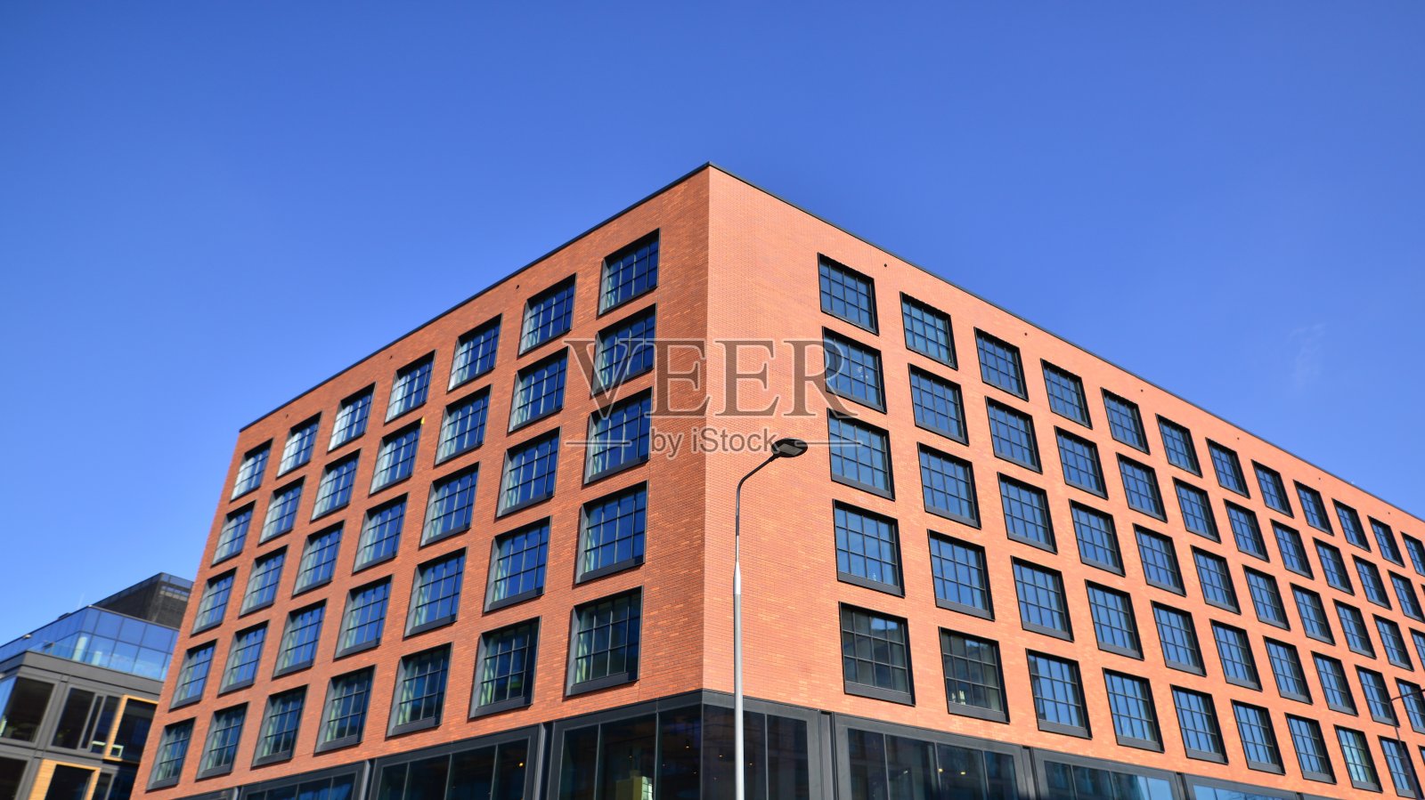 市内一座现代化的公司大楼。照片摄影图片