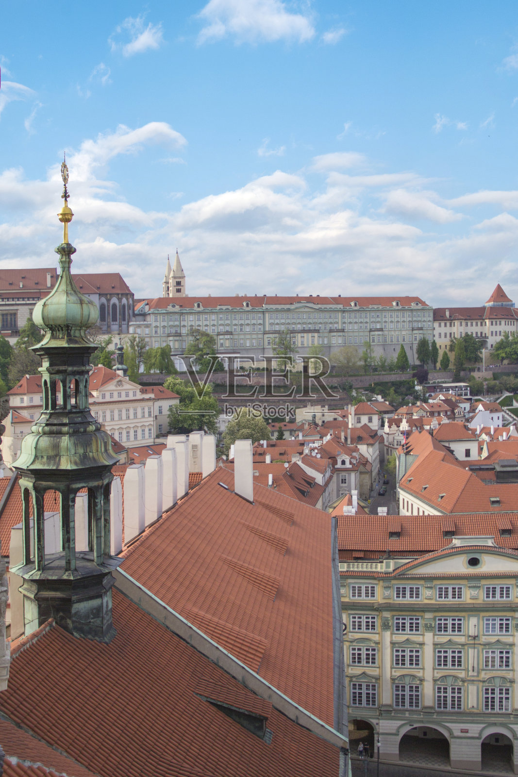 布拉格历史街区瓦片屋顶的美景照片摄影图片