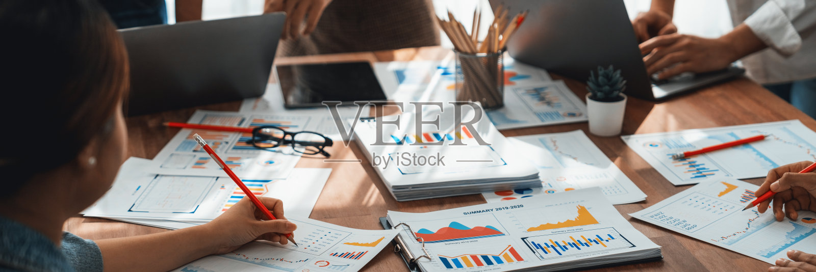 分析团队利用BI Fintech分析财务仪表板。仔细检查照片摄影图片