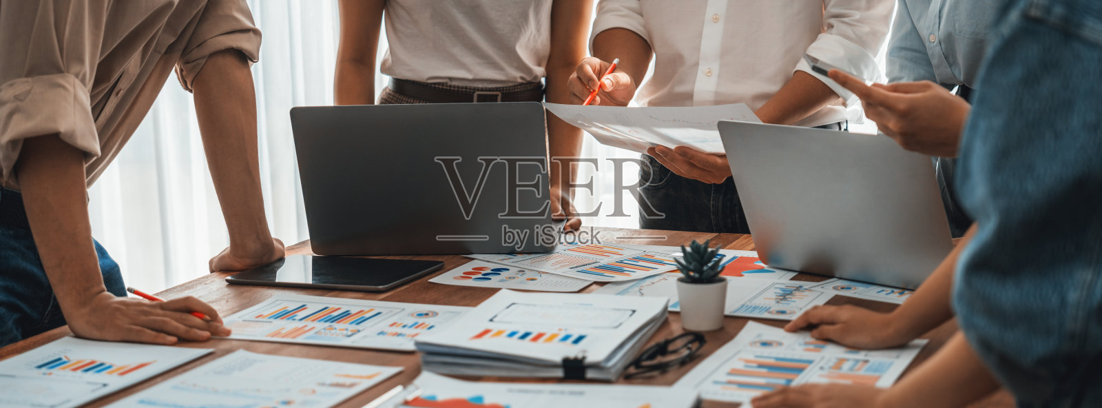 分析团队利用BI Fintech分析财务仪表板。仔细检查照片摄影图片