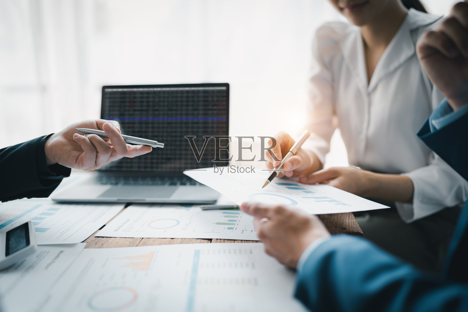 亚洲业务顾问会议,在会议室分析和讨论财务报告的情况。投资顾问,财务,团队合作,头脑风暴,创业和会计照片摄影图片