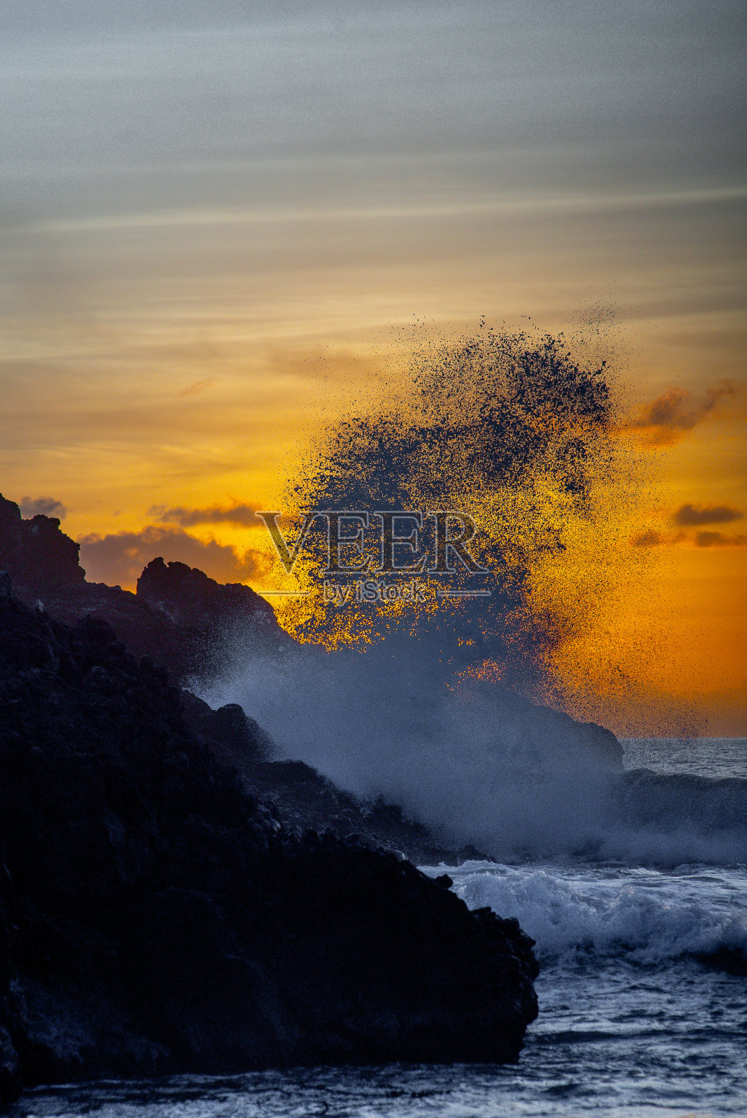 夏威夷海滩日落水花照片摄影图片